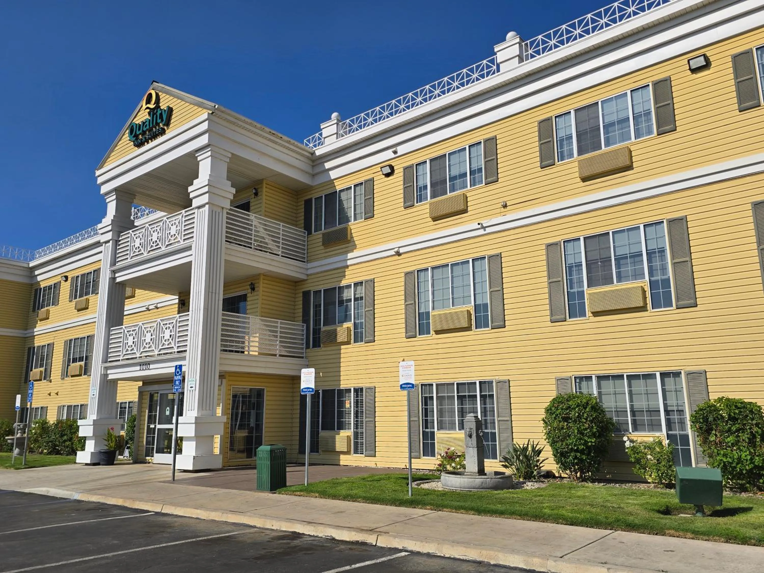 Property building in Quality Inn & Suites Tulare
