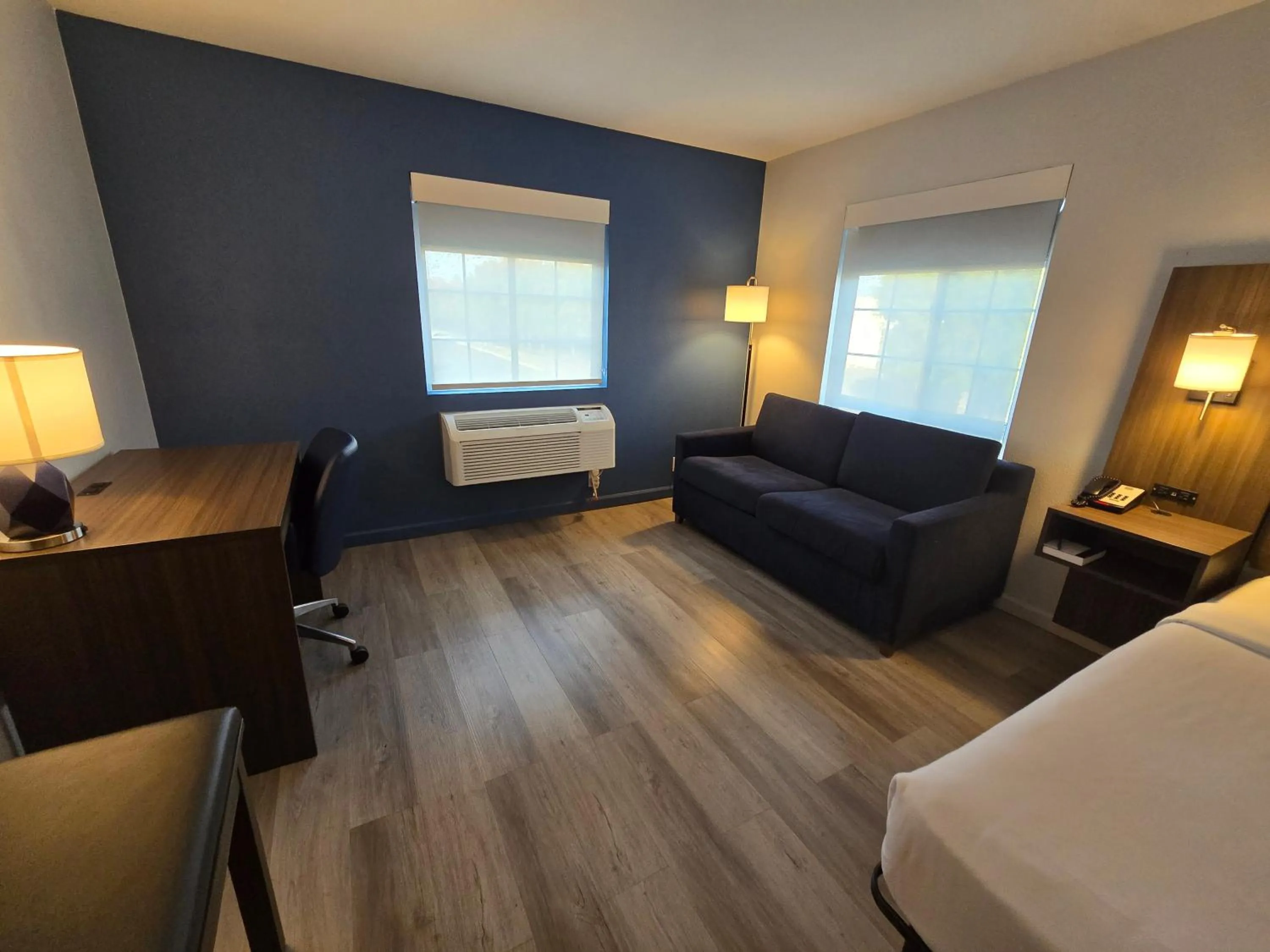 Seating area, Bed in Quality Inn & Suites Tulare