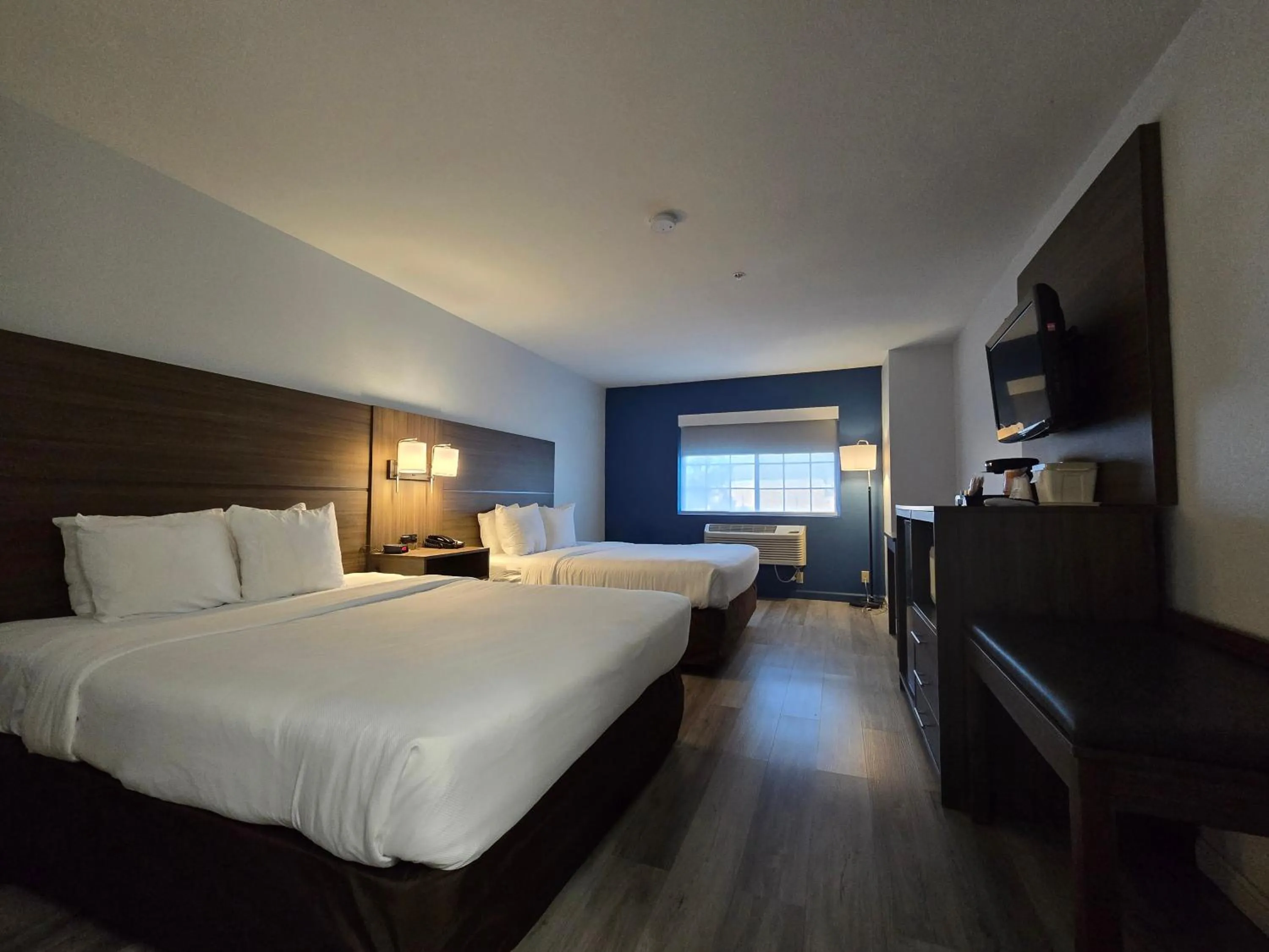 Bed in Quality Inn & Suites Tulare