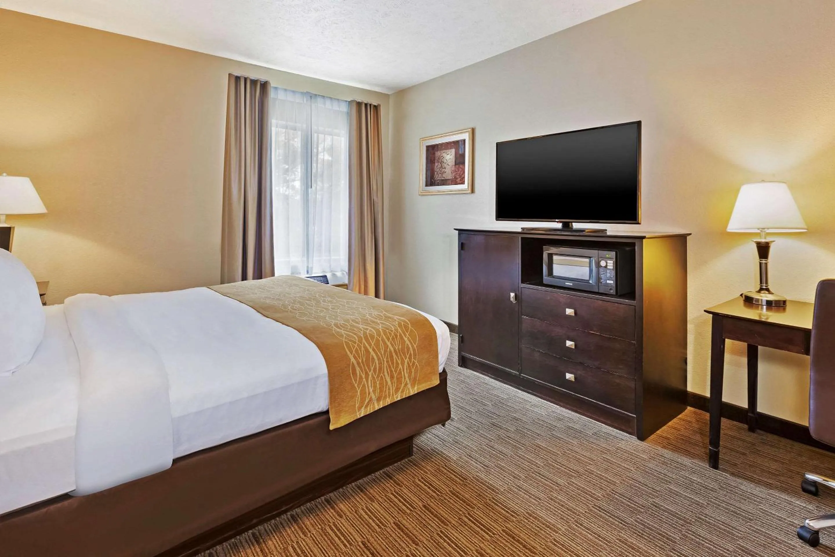 Bedroom, Bed in Comfort Inn Whitehall near Michigan's Adventure