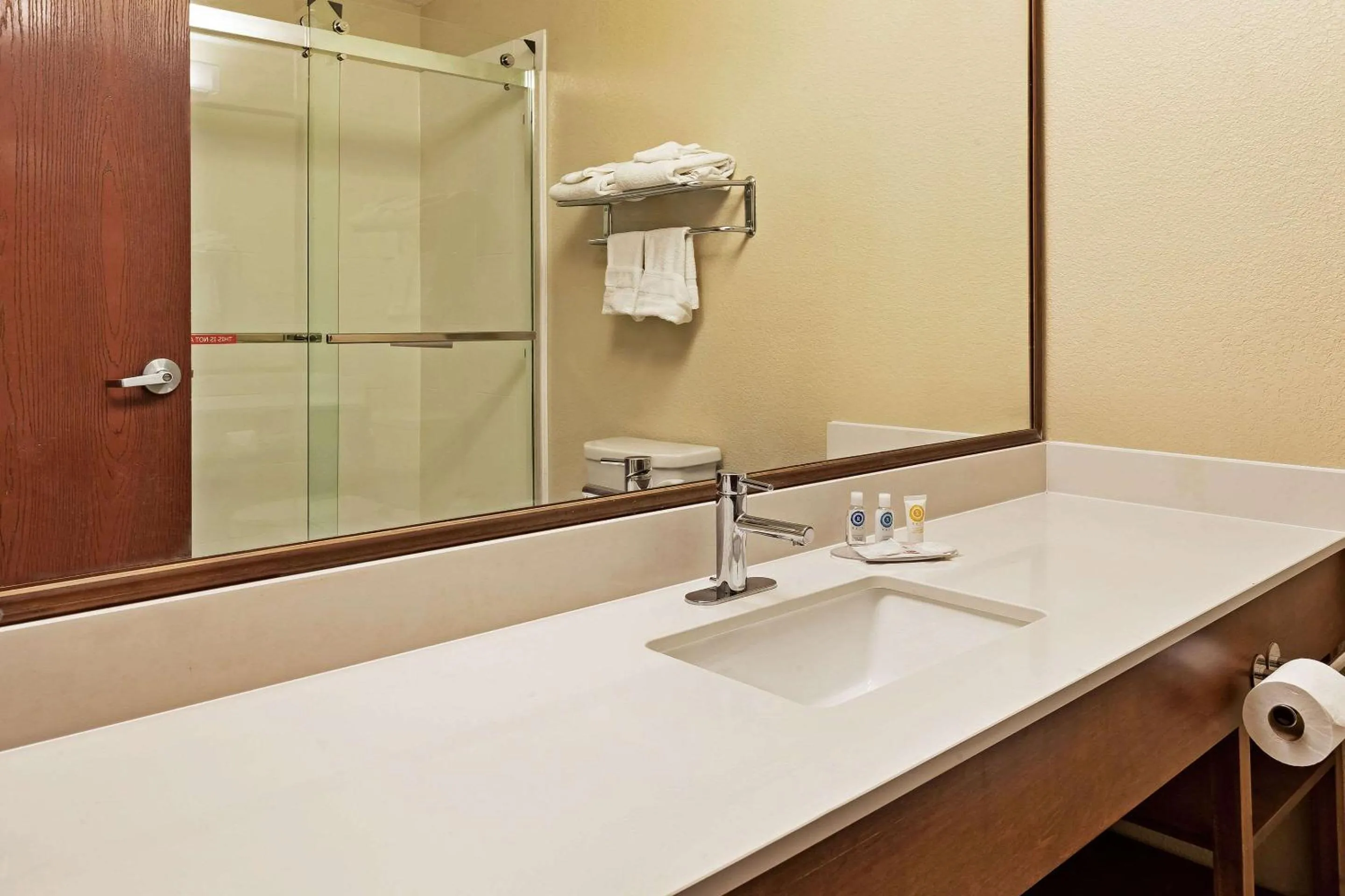 Bedroom in Comfort Inn Whitehall near Michigan's Adventure