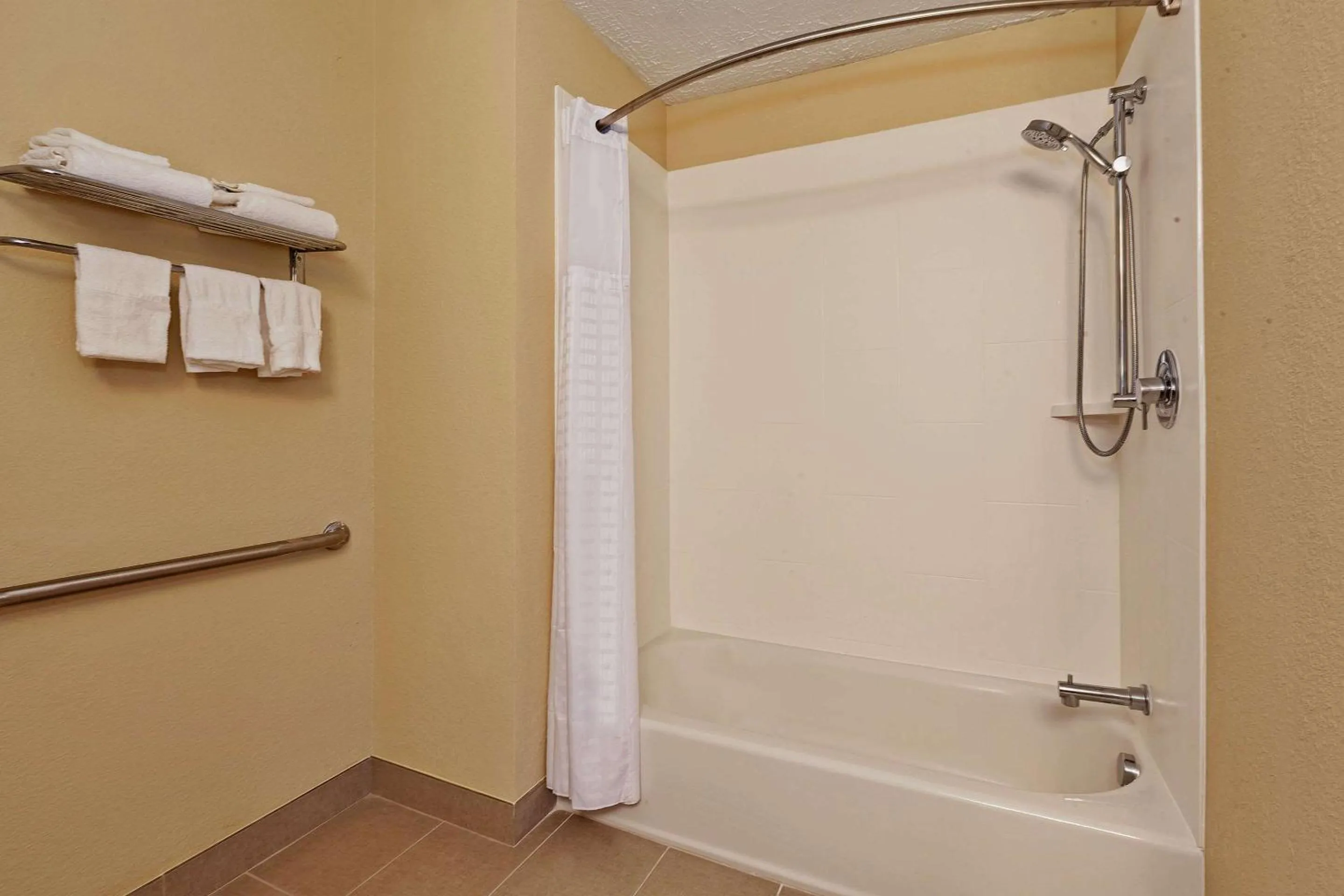 Bedroom in Comfort Inn Whitehall near Michigan's Adventure