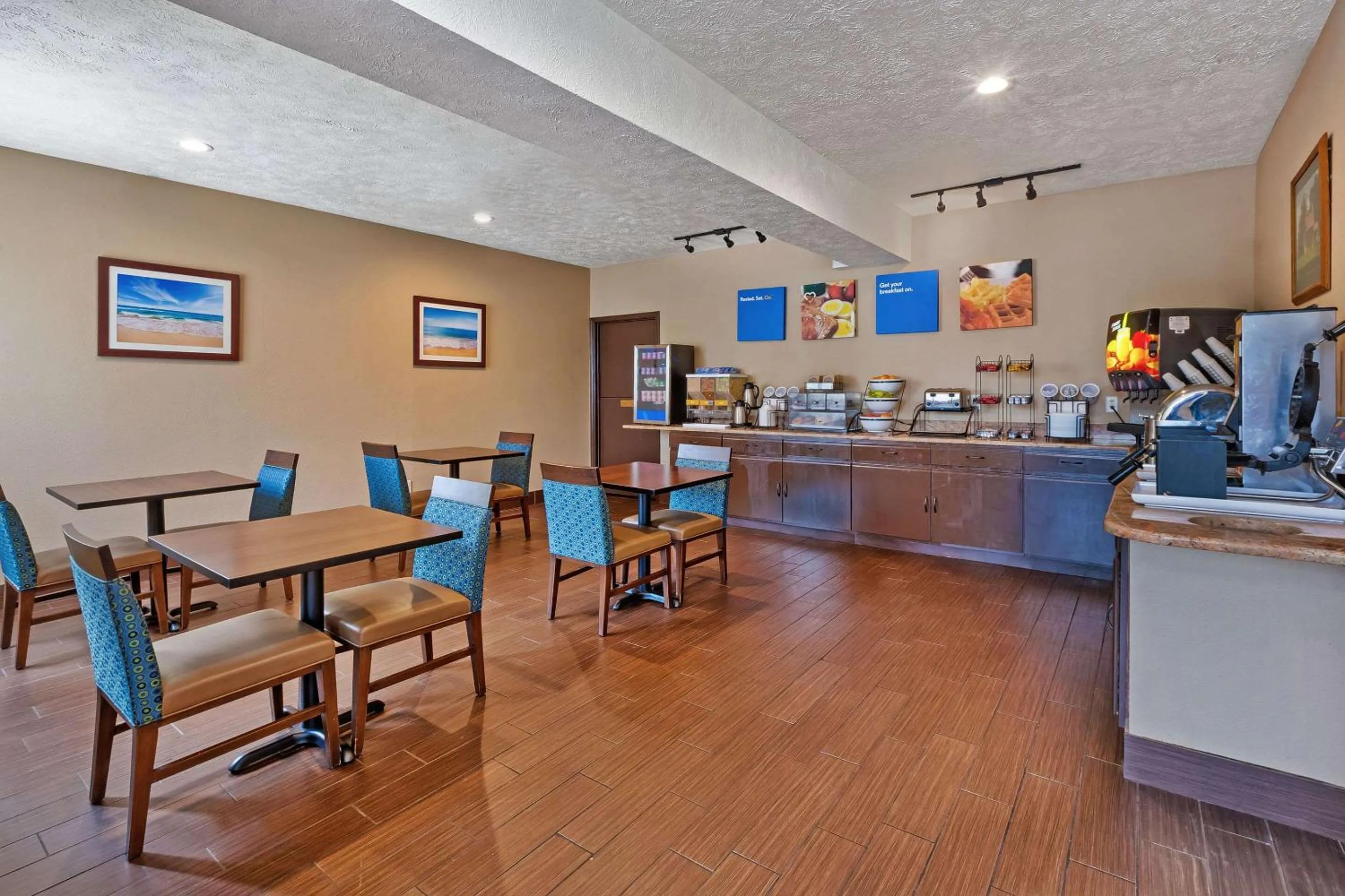 Breakfast in Comfort Inn Whitehall near Michigan's Adventure