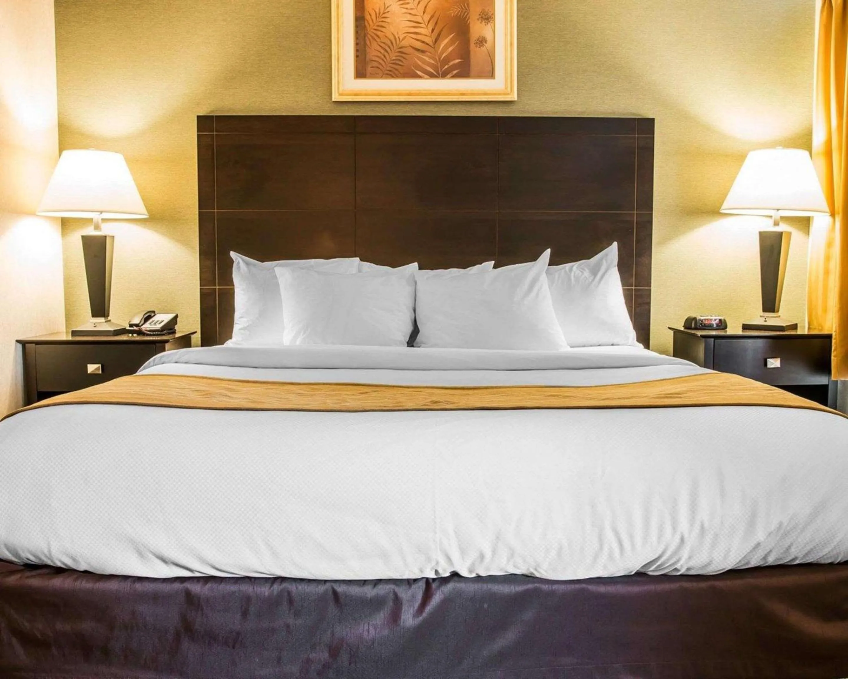 Bedroom, Bed in Comfort Inn Whitehall near Michigan's Adventure