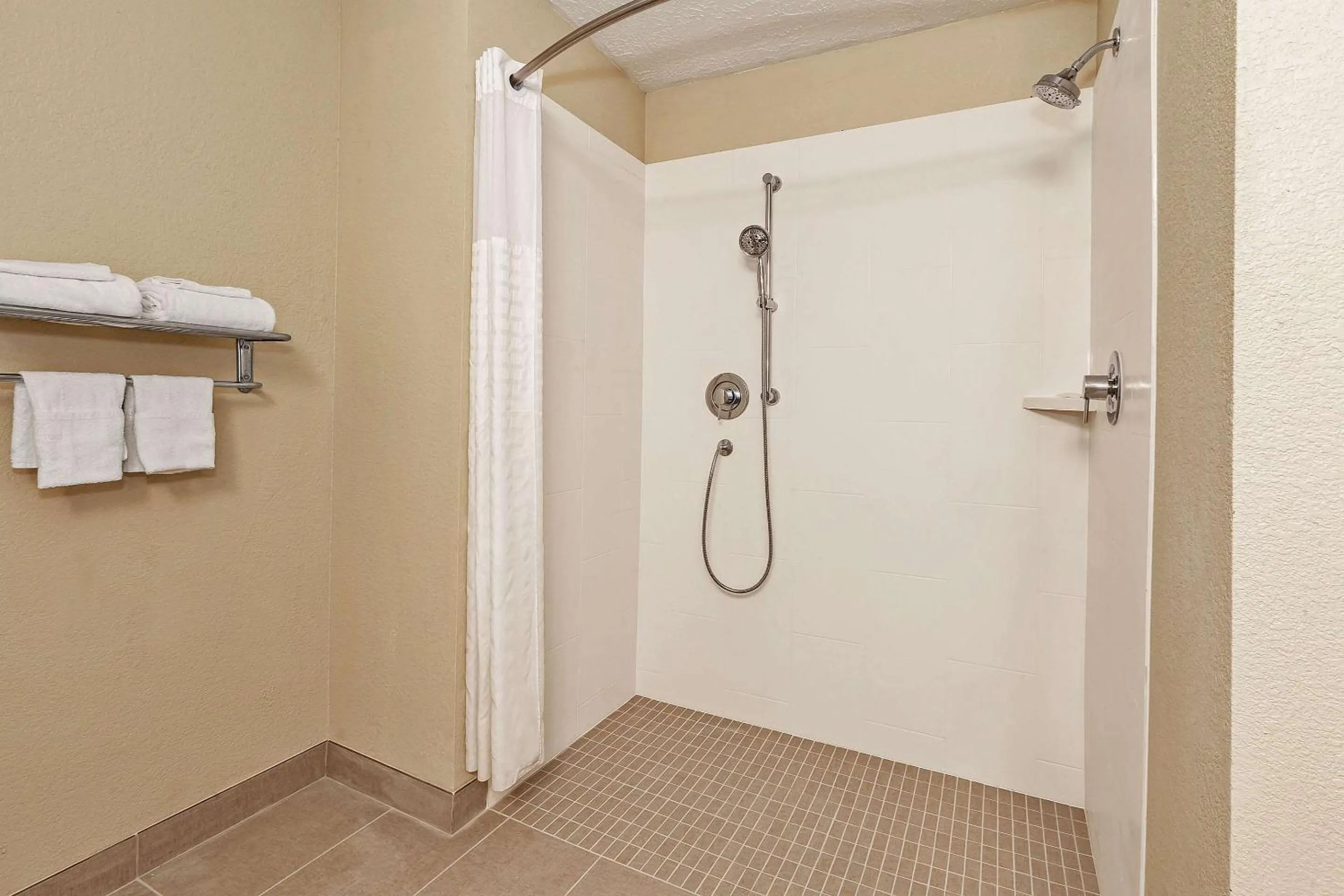 Bedroom in Comfort Inn Whitehall near Michigan's Adventure