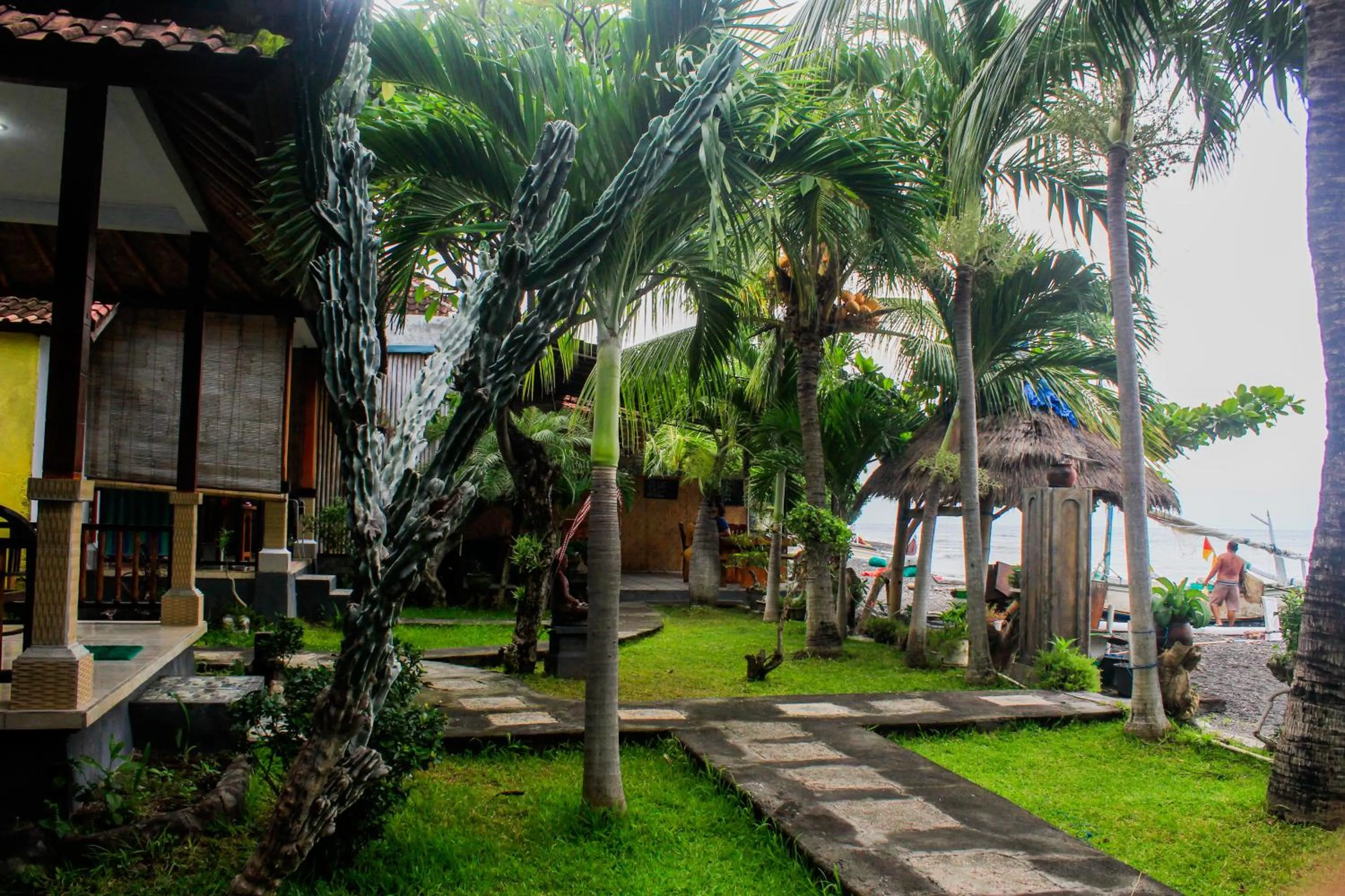 COCONUT BEACH BUNGALOWs & WARUNG 2