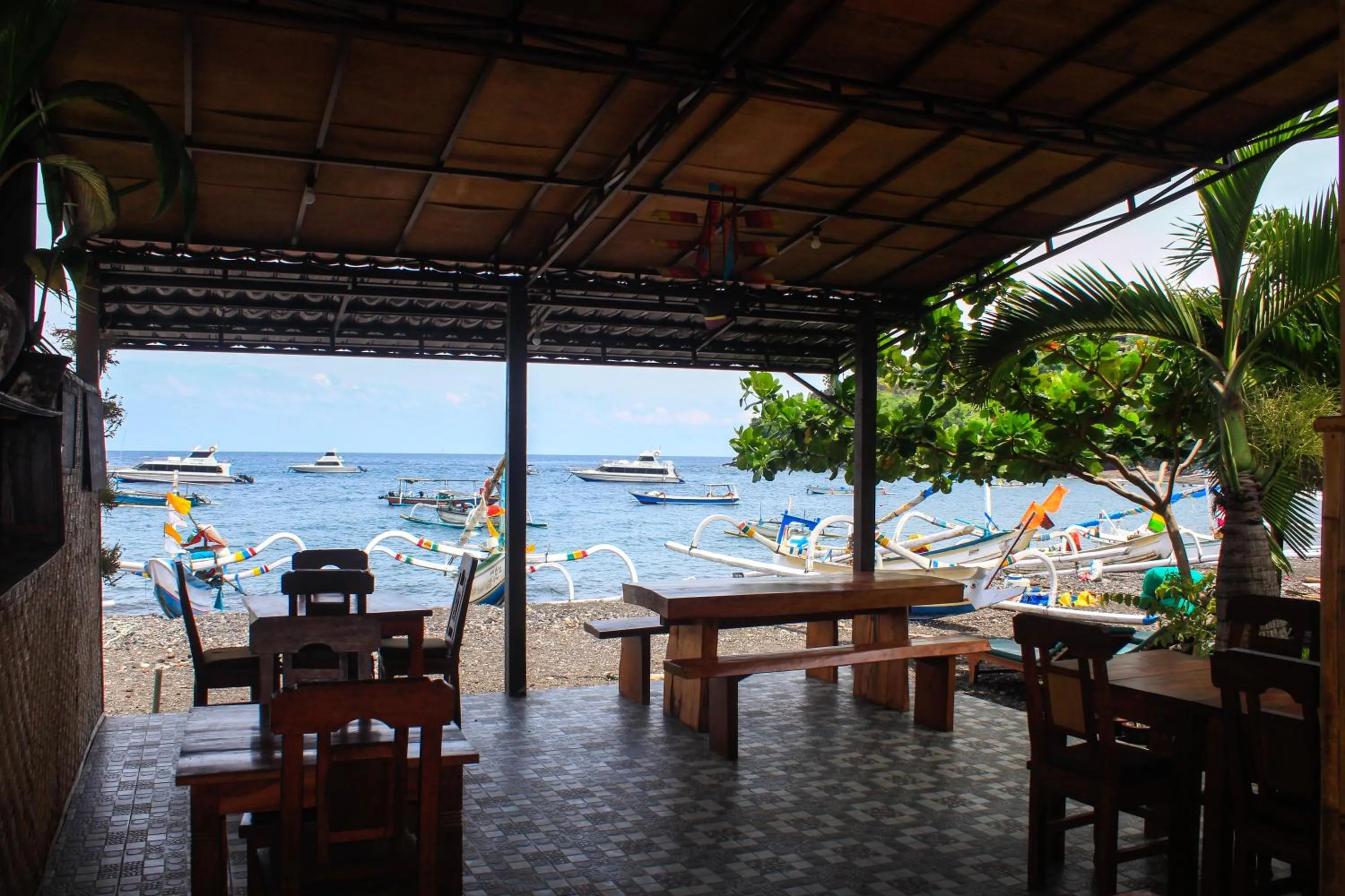 COCONUT BEACH BUNGALOWs & WARUNG 2