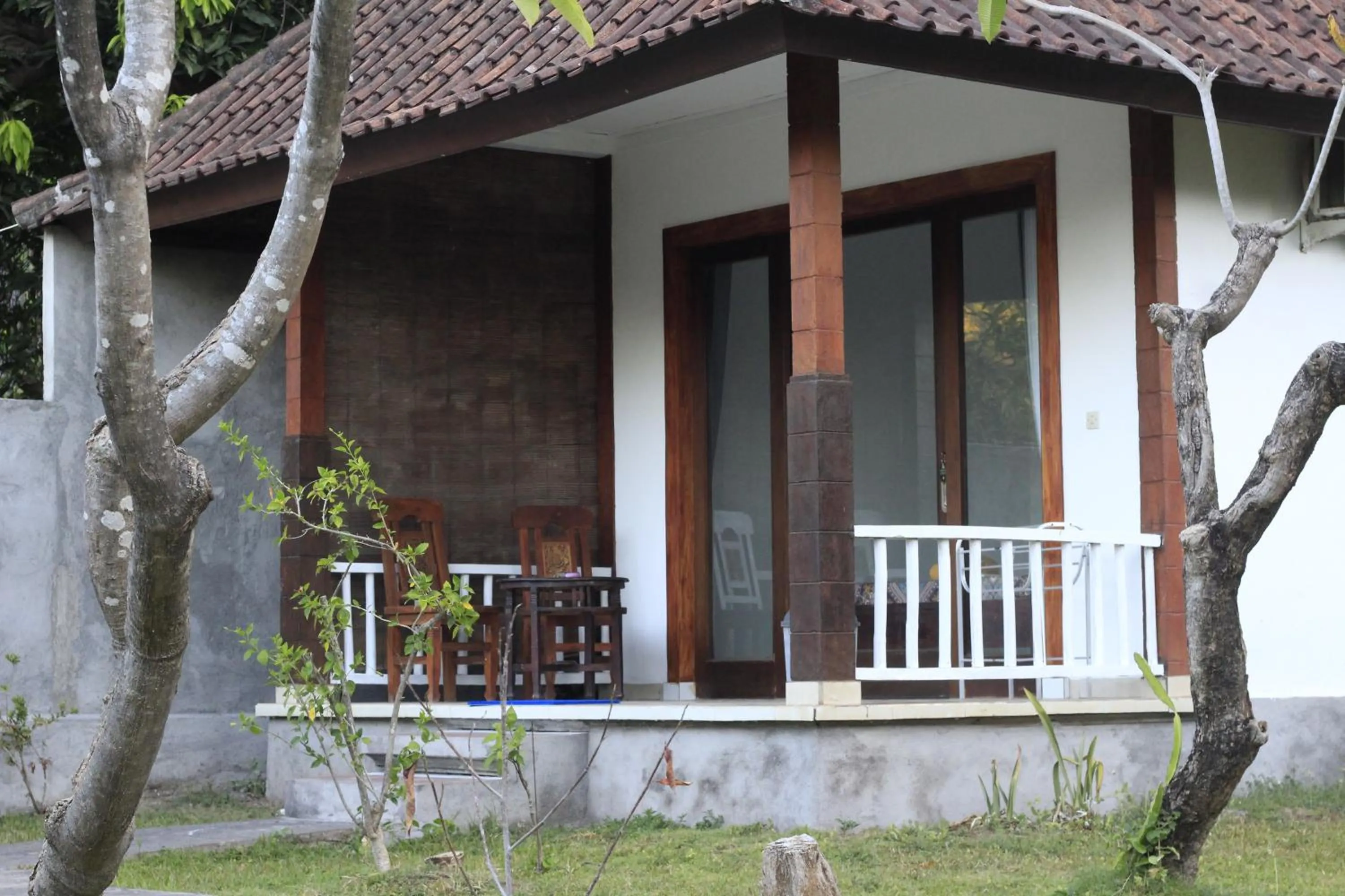COCONUT BEACH BUNGALOWs & WARUNG 2