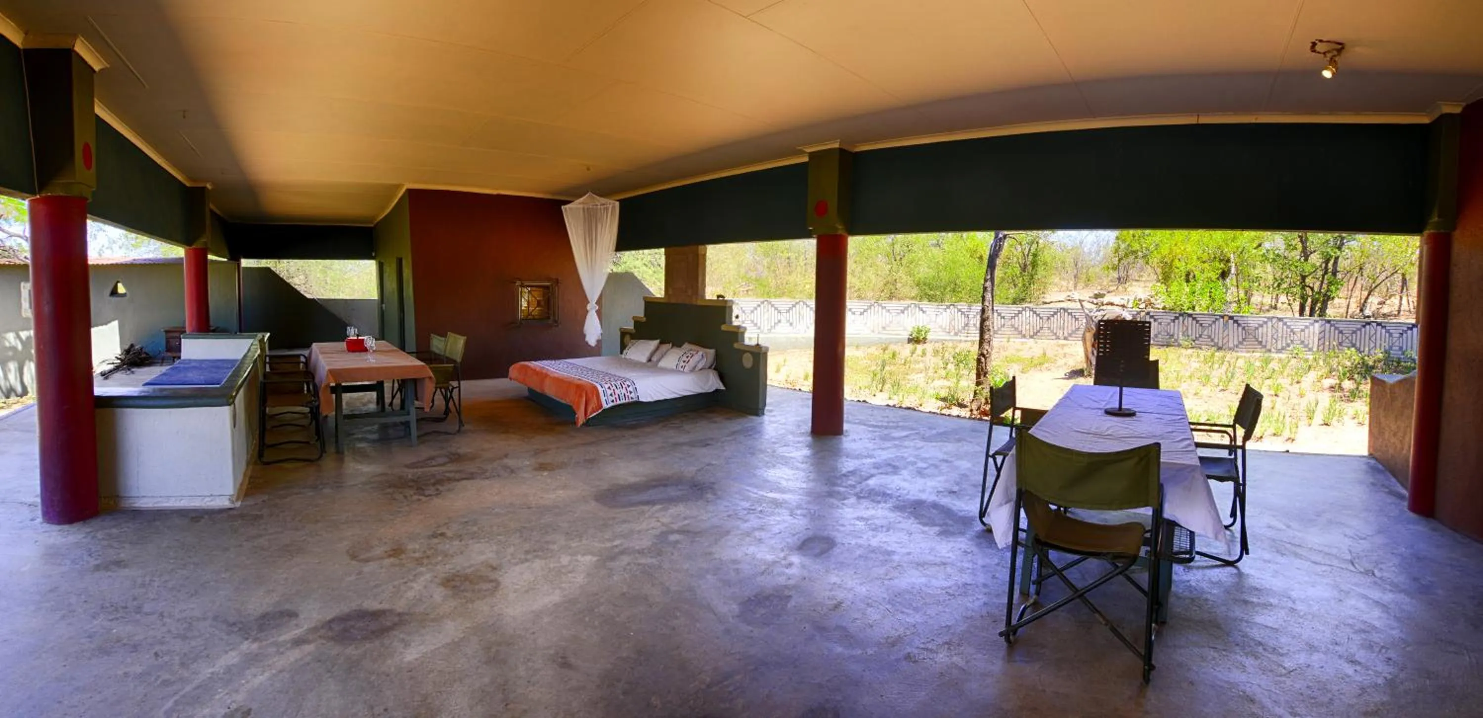 Day in Tingala Lodge - Bed in the Bush