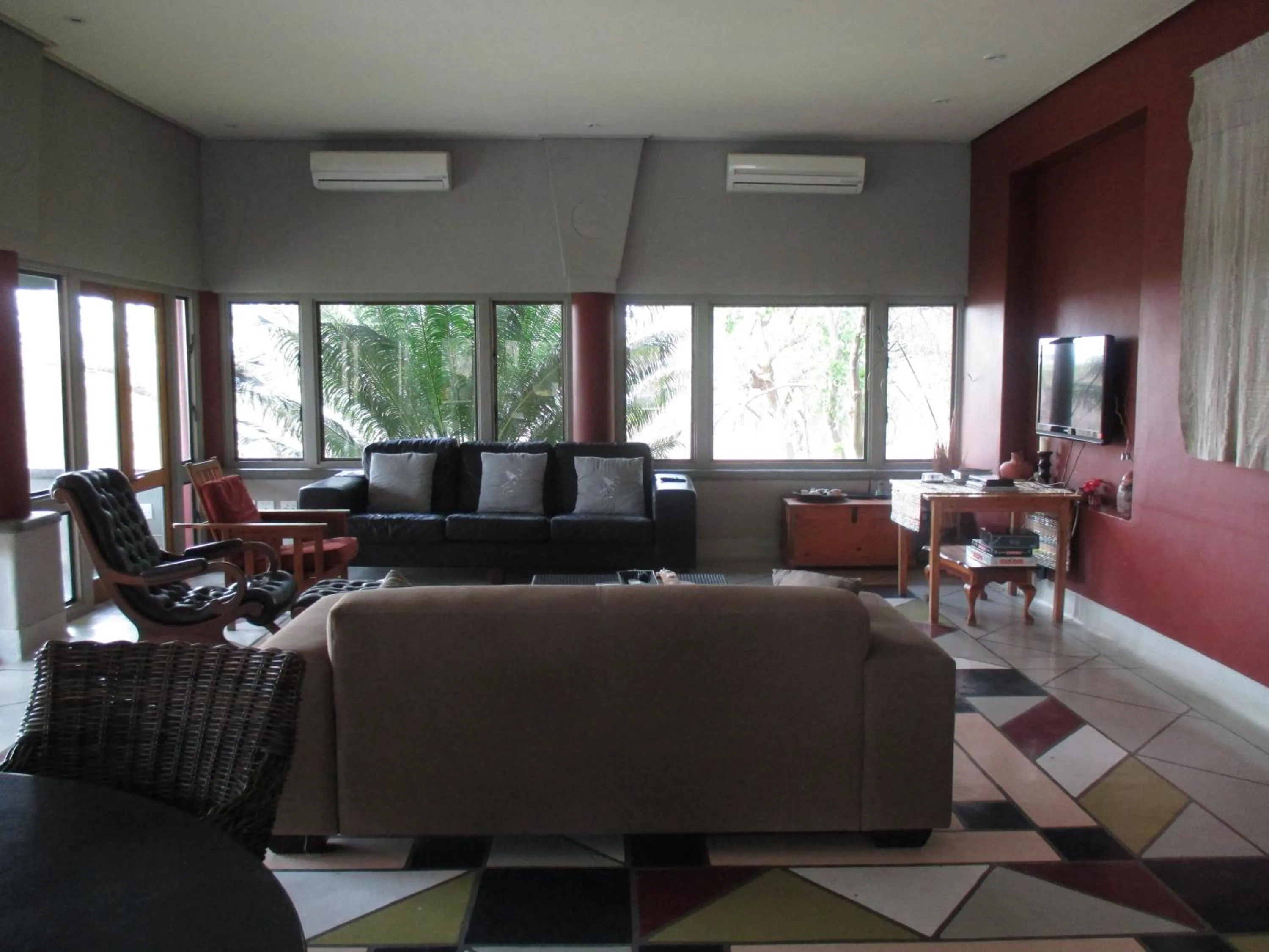 Communal lounge/ TV room in Tingala Lodge - Bed in the Bush