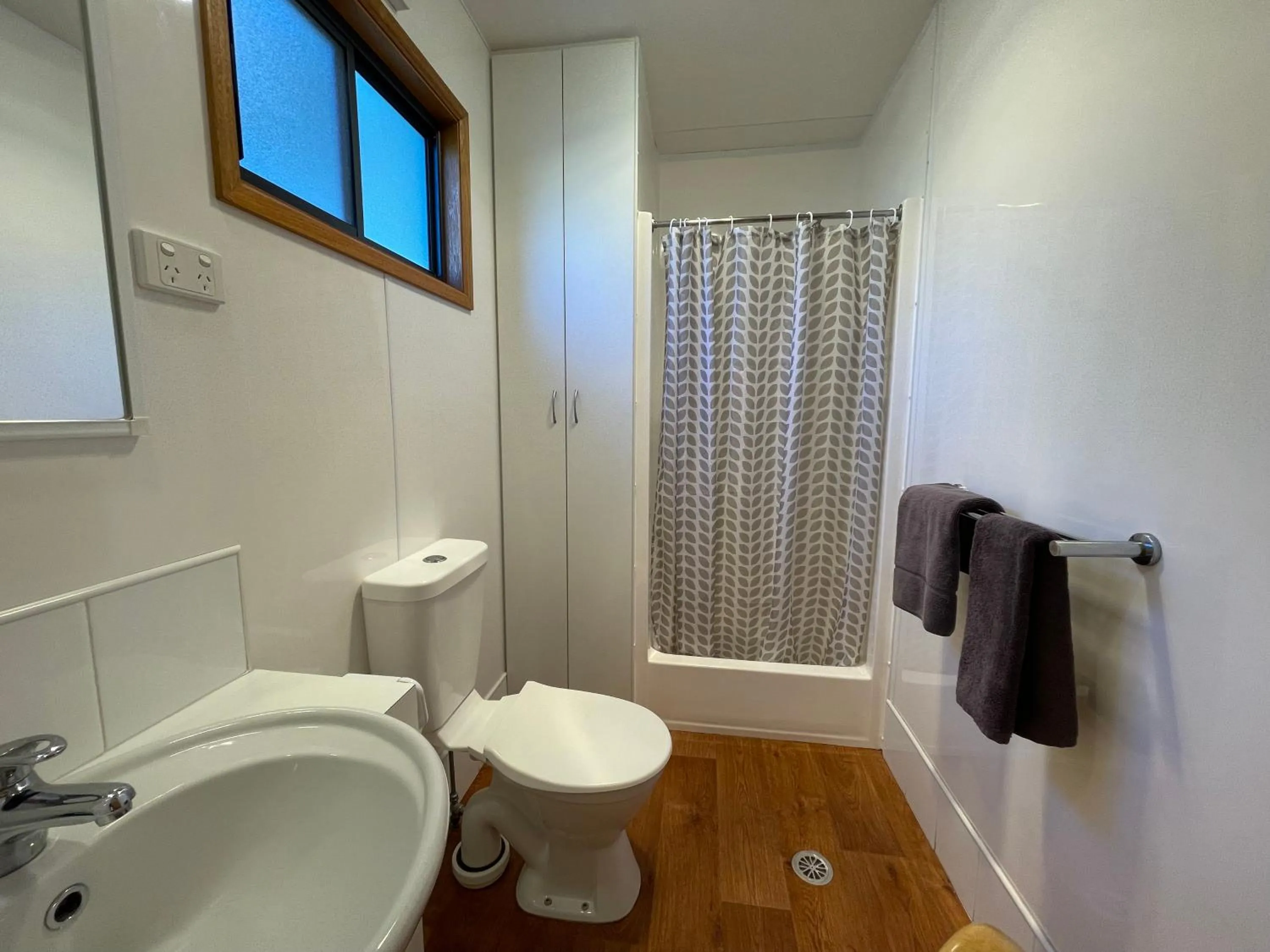Bathroom in Acacia Caravan Park & Holiday Units