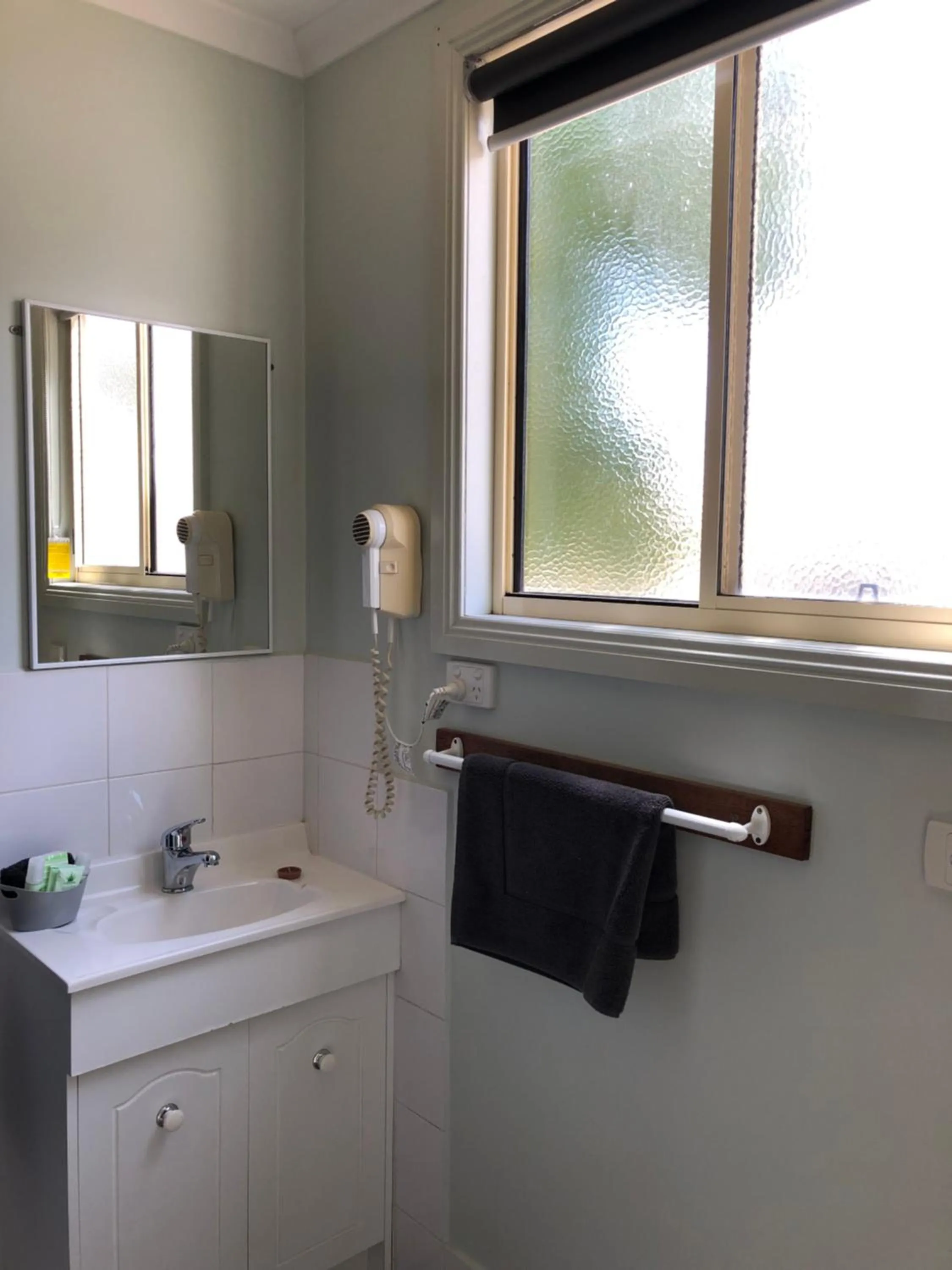 Bathroom in Acacia Caravan Park & Holiday Units