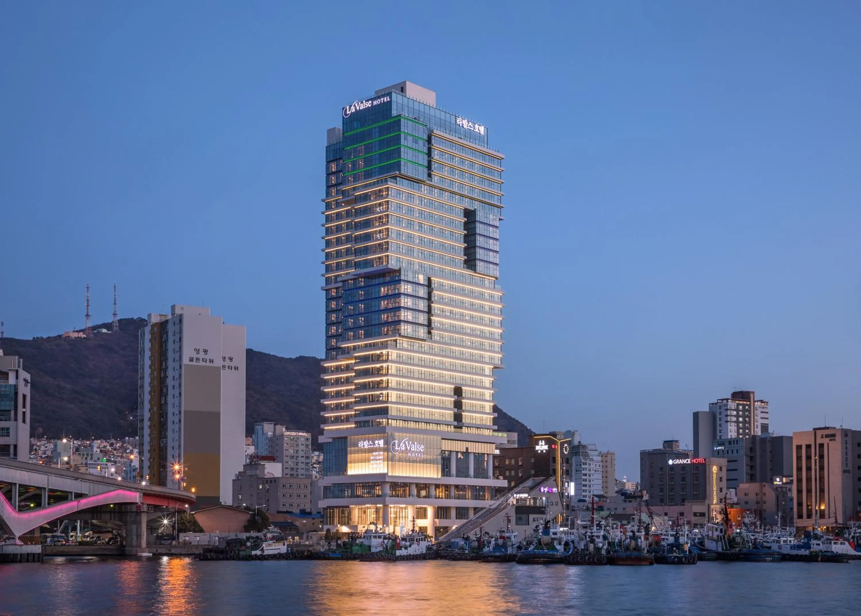 Facade/entrance in Lavalse Hotel