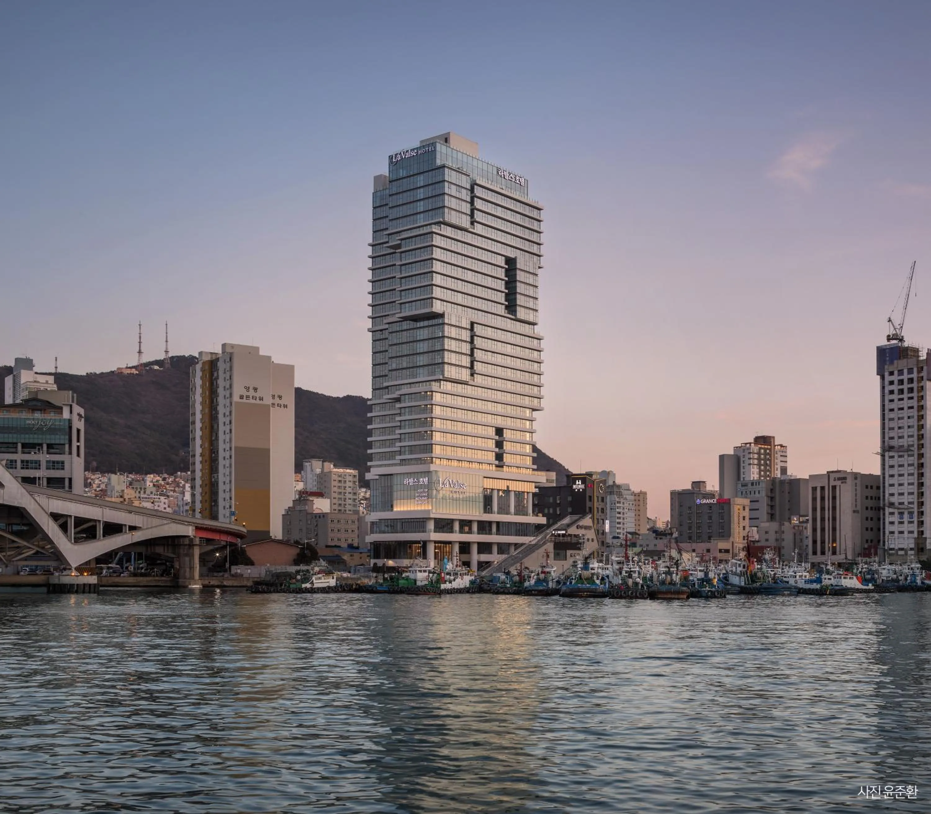 Facade/entrance in Lavalse Hotel