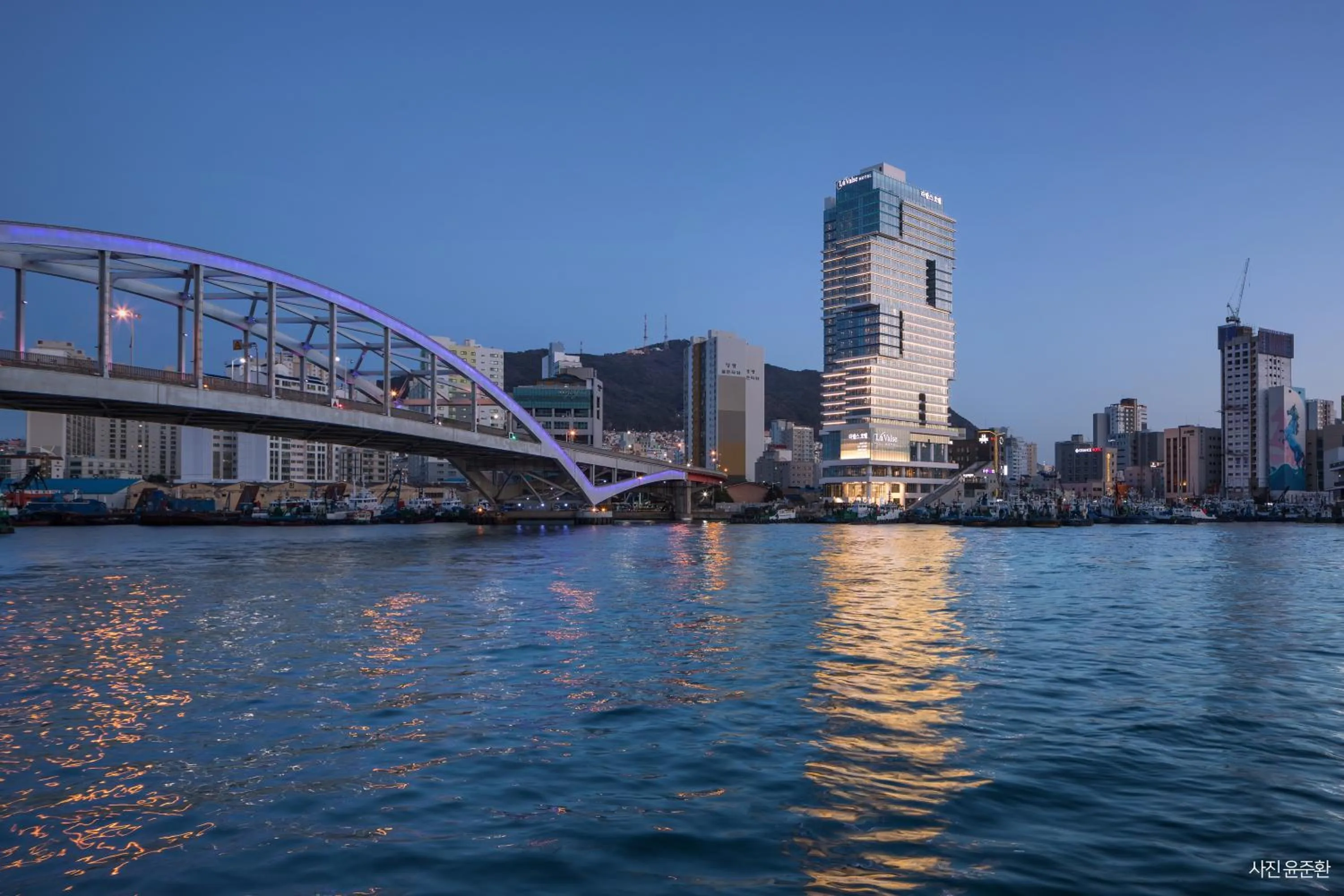Facade/entrance in Lavalse Hotel