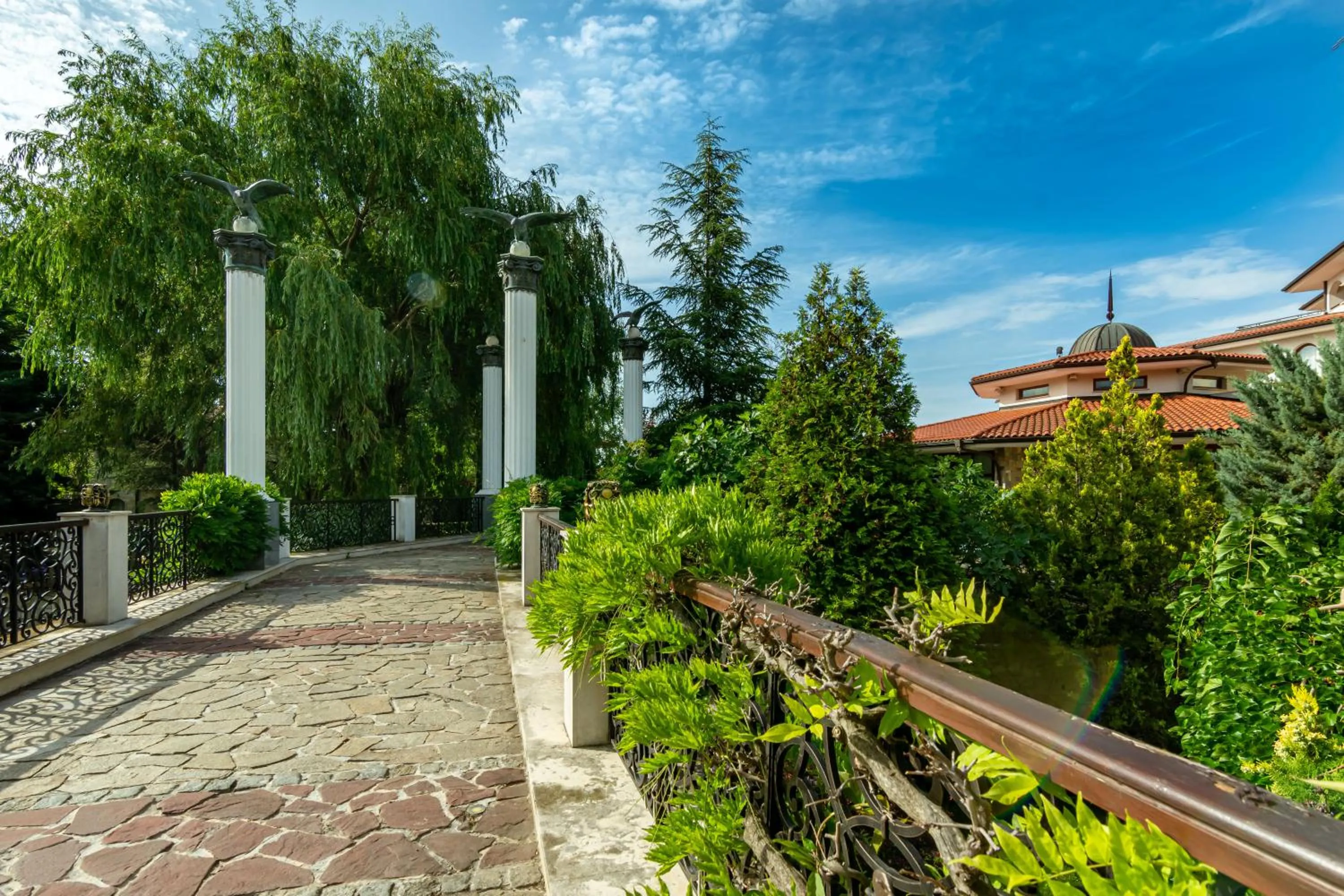 Garden view in Helena Sands