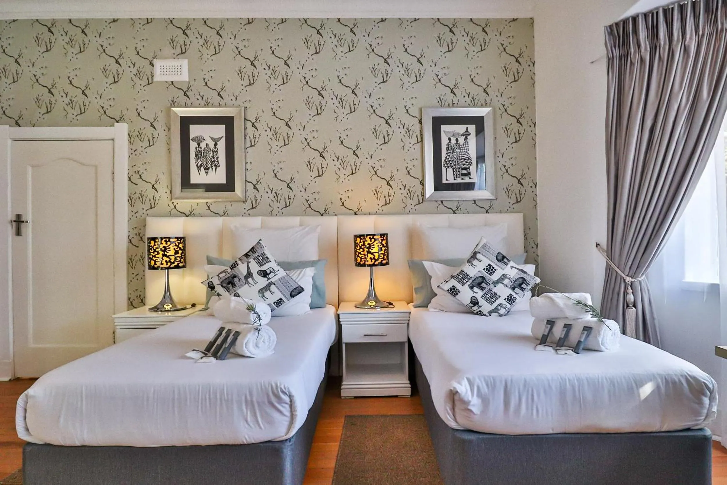 Bathroom, Bed in Sunbury Bed and Breakfast