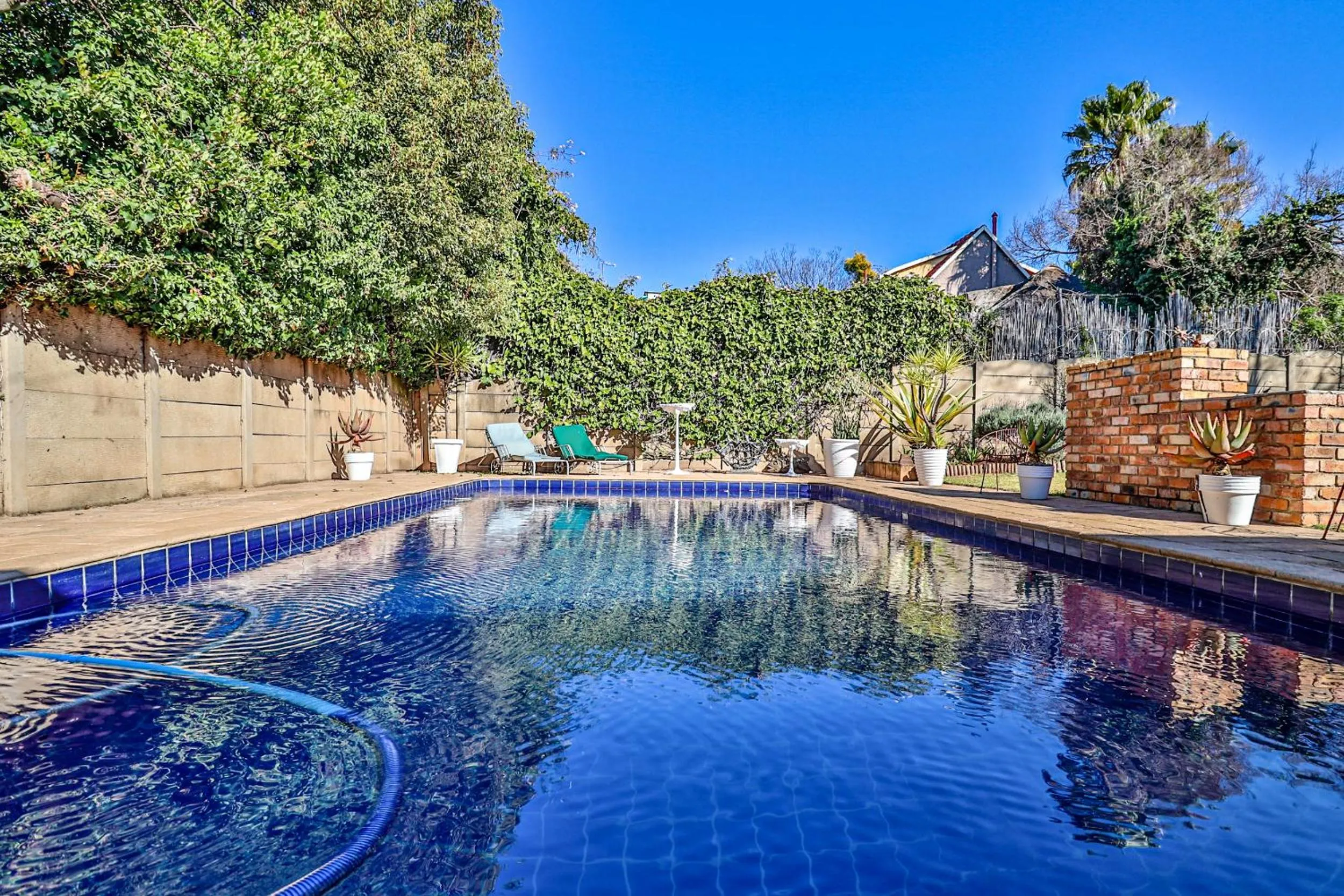 Swimming pool in Sunbury Bed and Breakfast