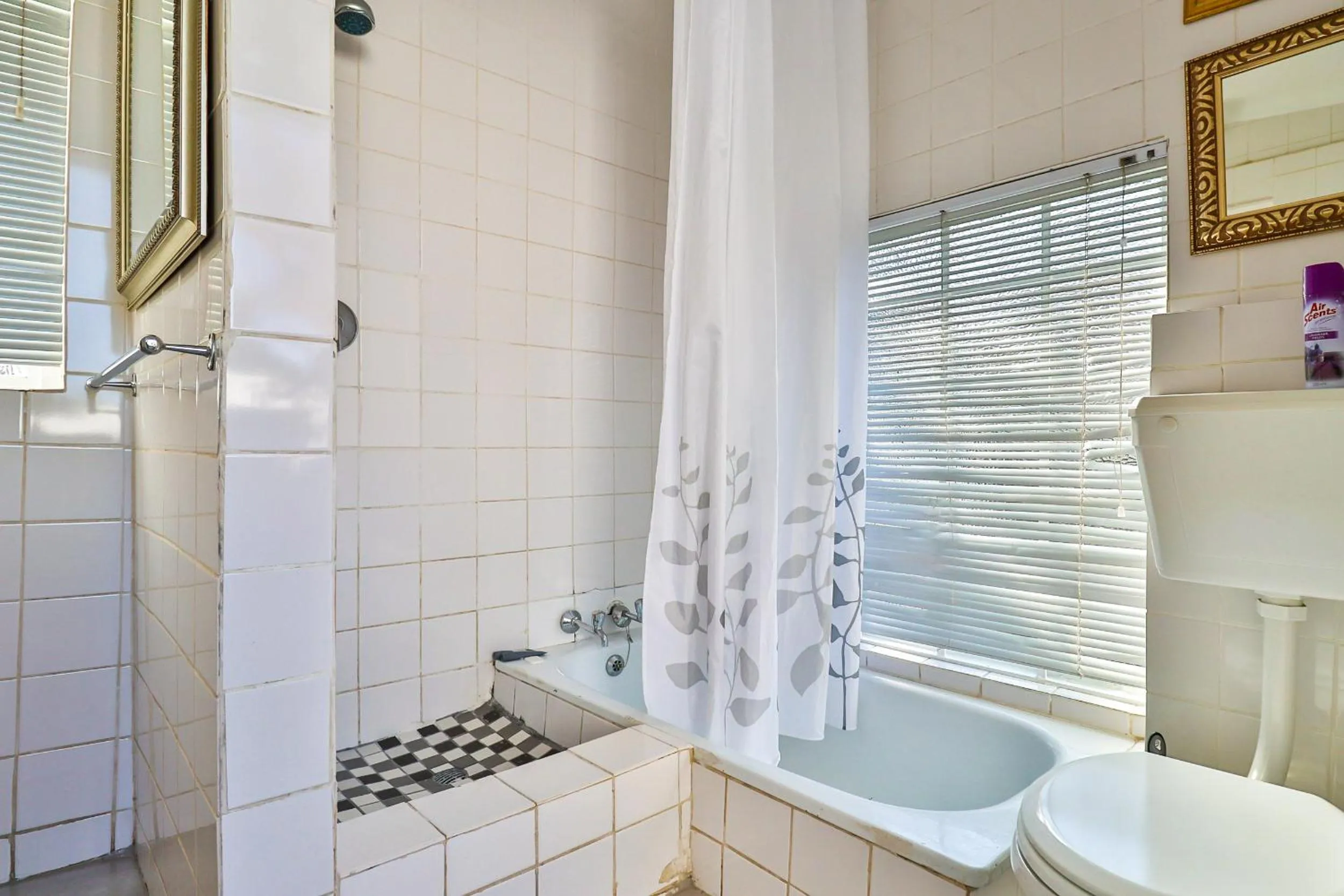 Shower in Sunbury Bed and Breakfast