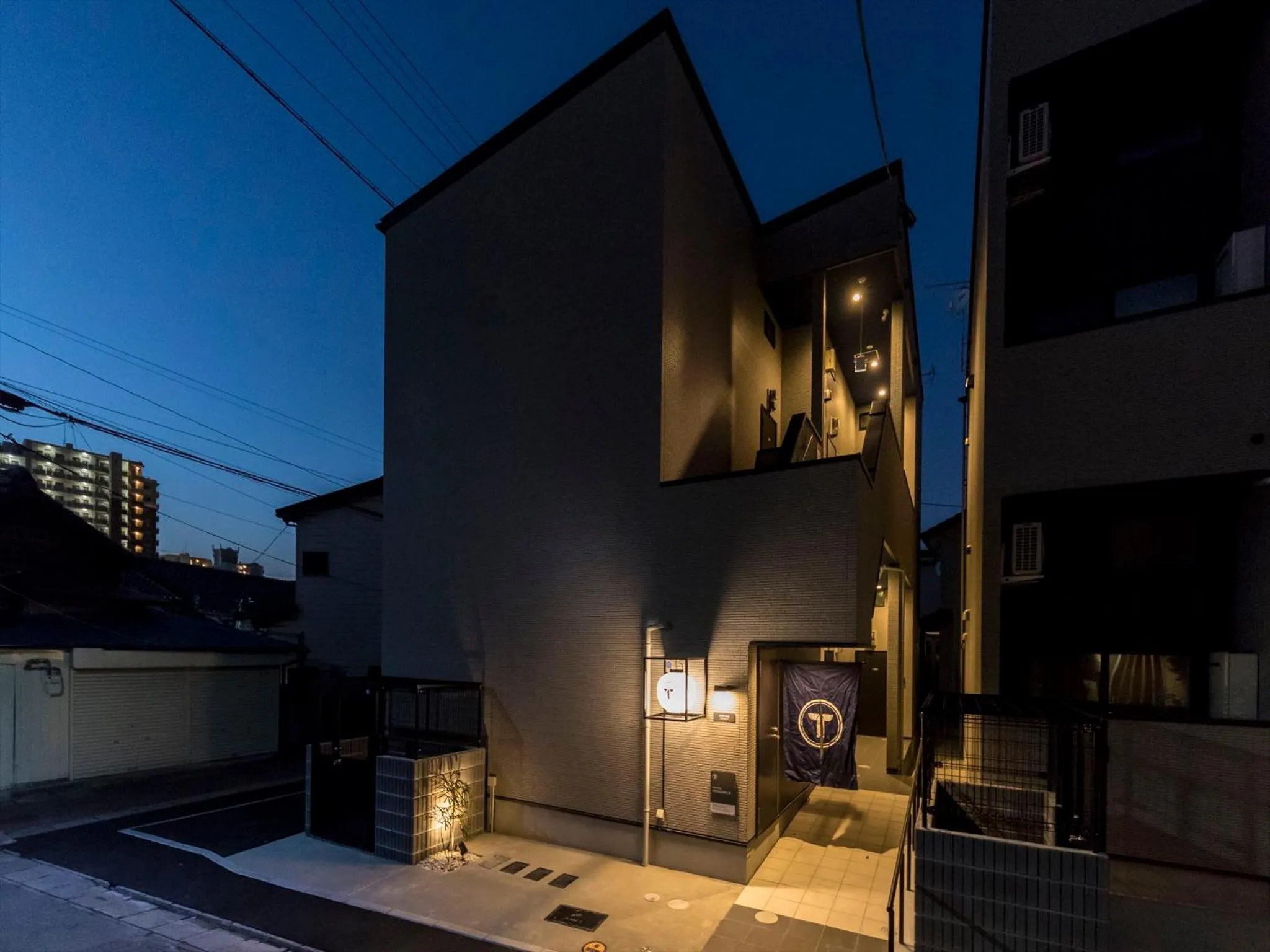 Facade/entrance in TRIP POD YOSHIZUKA B