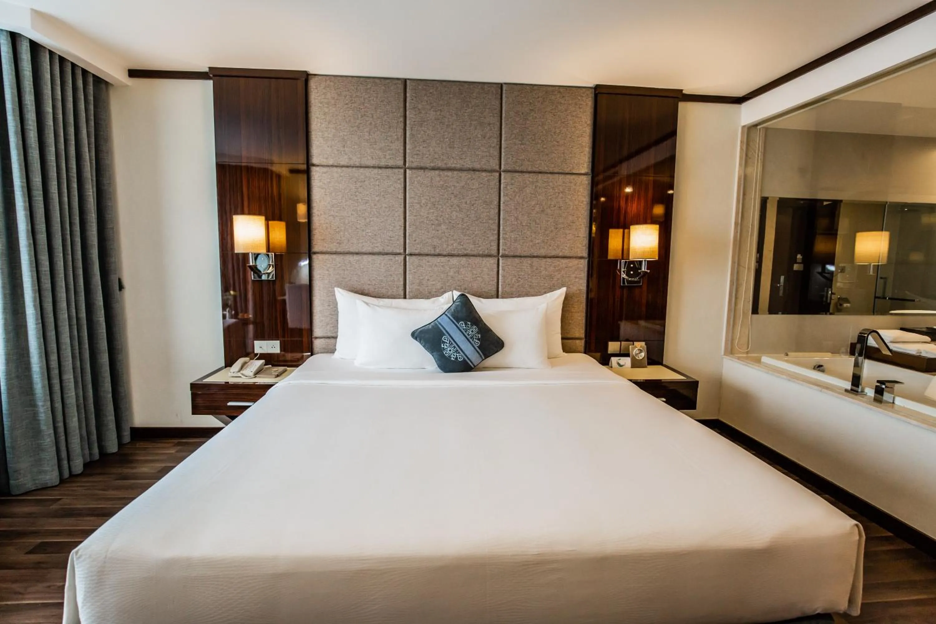 Bed in Central Luxury Hạ Long Hotel