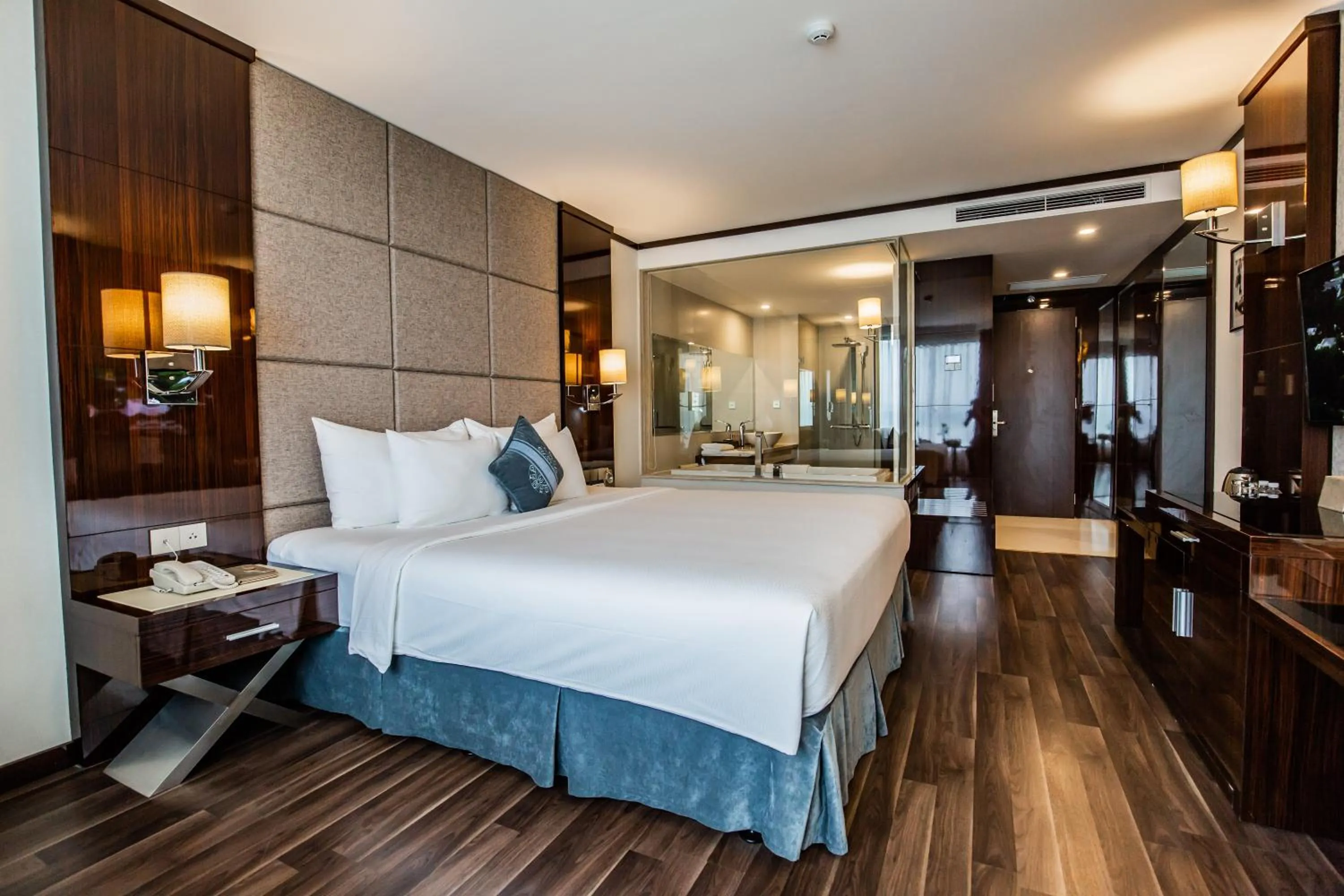 Bed in Central Luxury Hạ Long Hotel