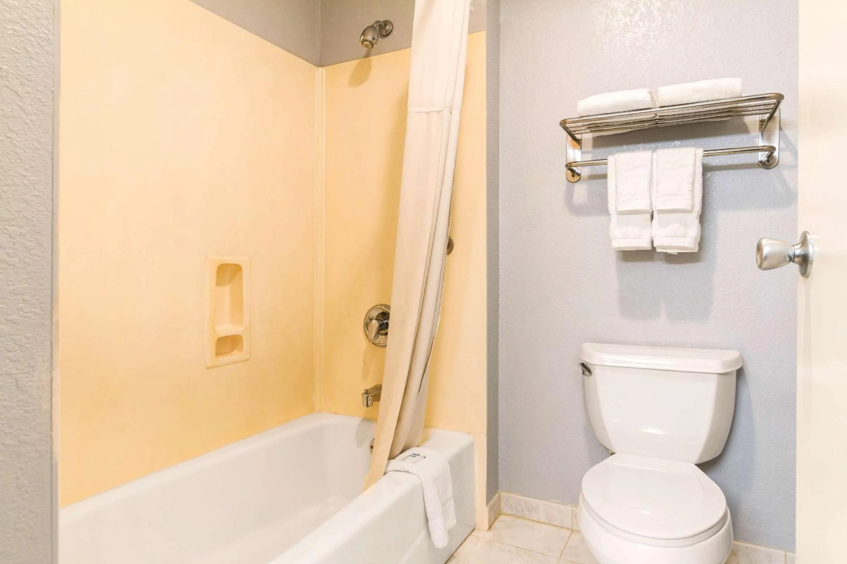 Bedroom in Rodeway Inn