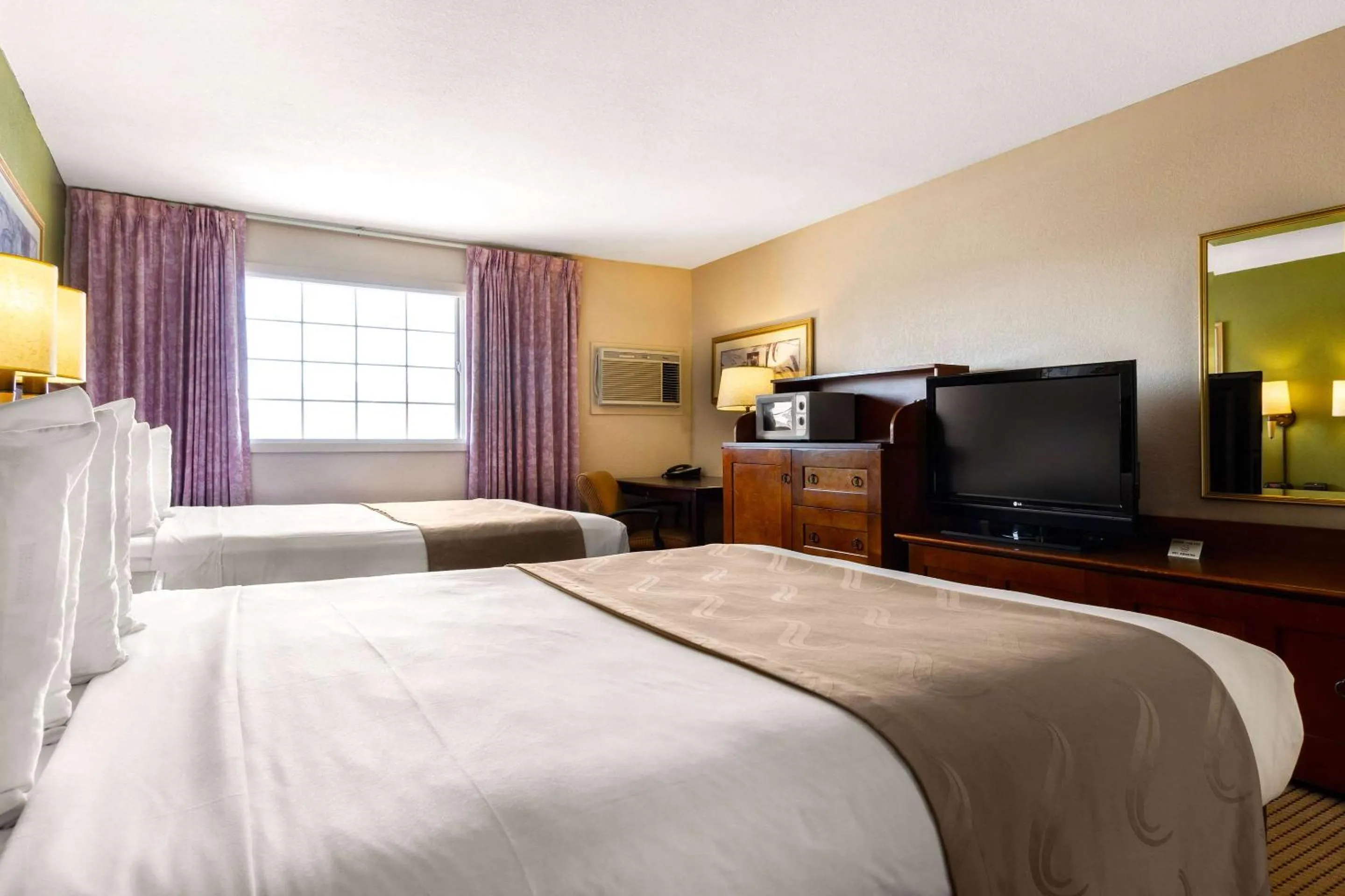 Bedroom in Rodeway Inn