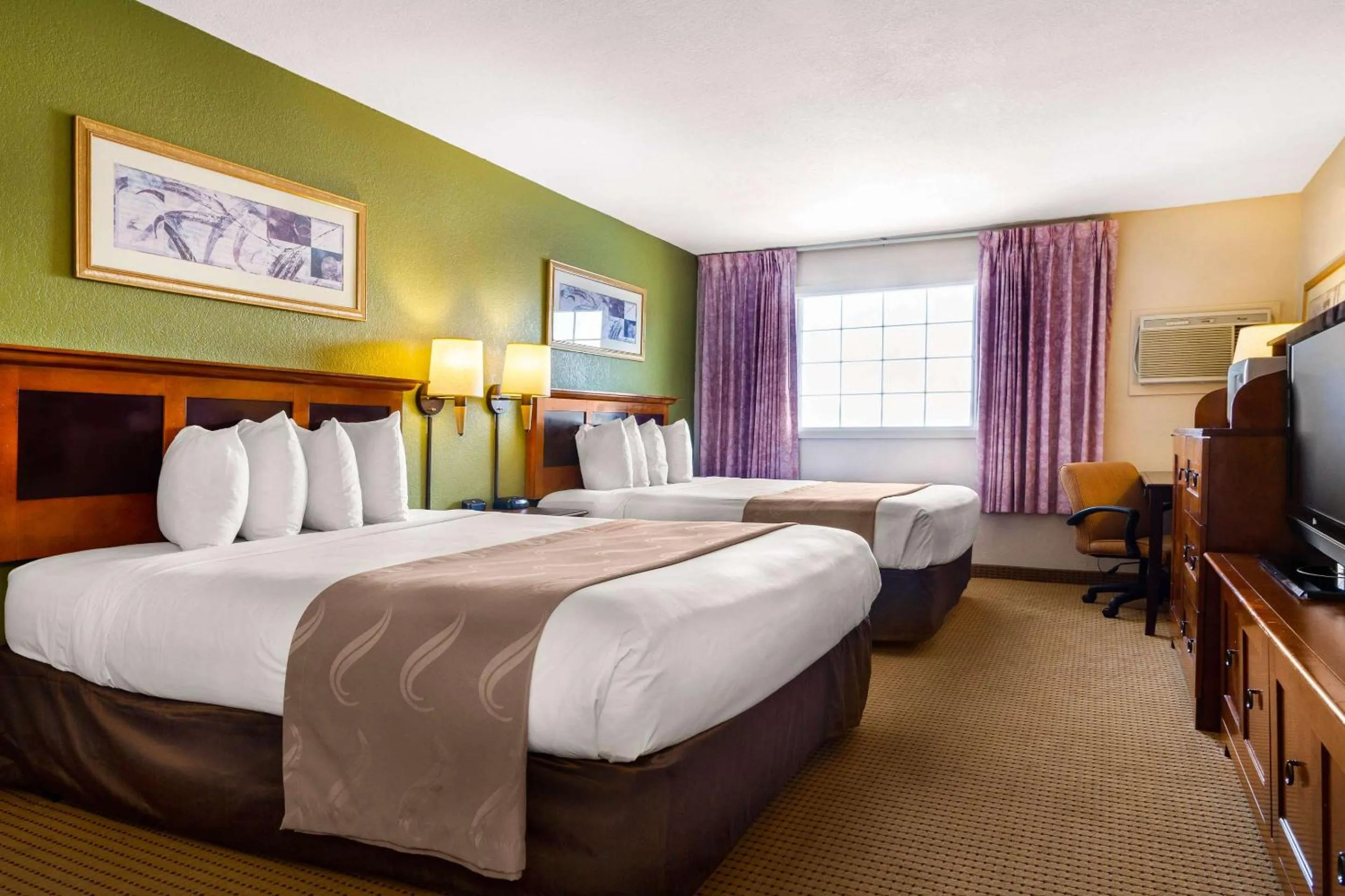 Bedroom in Rodeway Inn