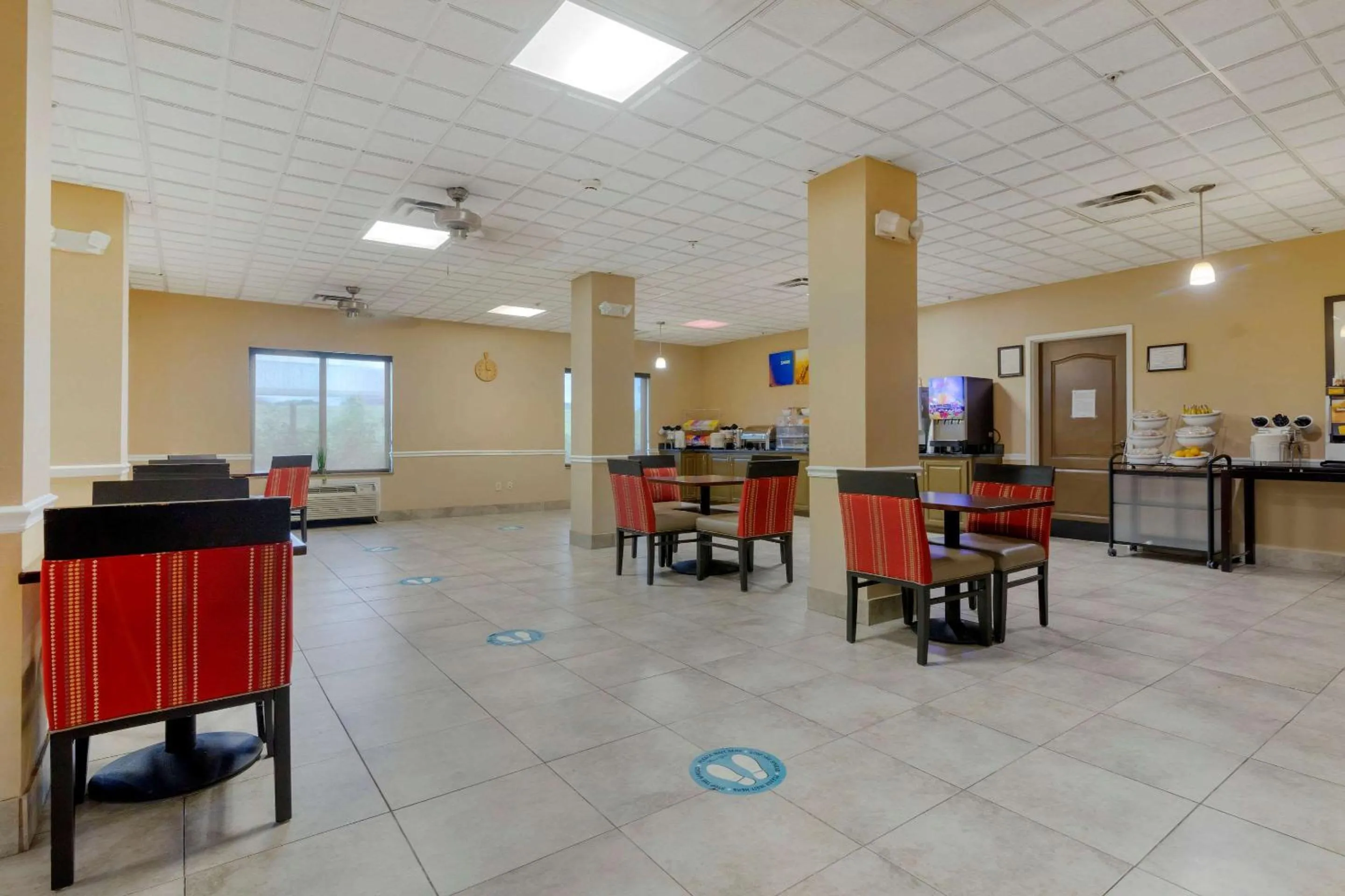 Restaurant/places to eat in Comfort Suites Savannah North