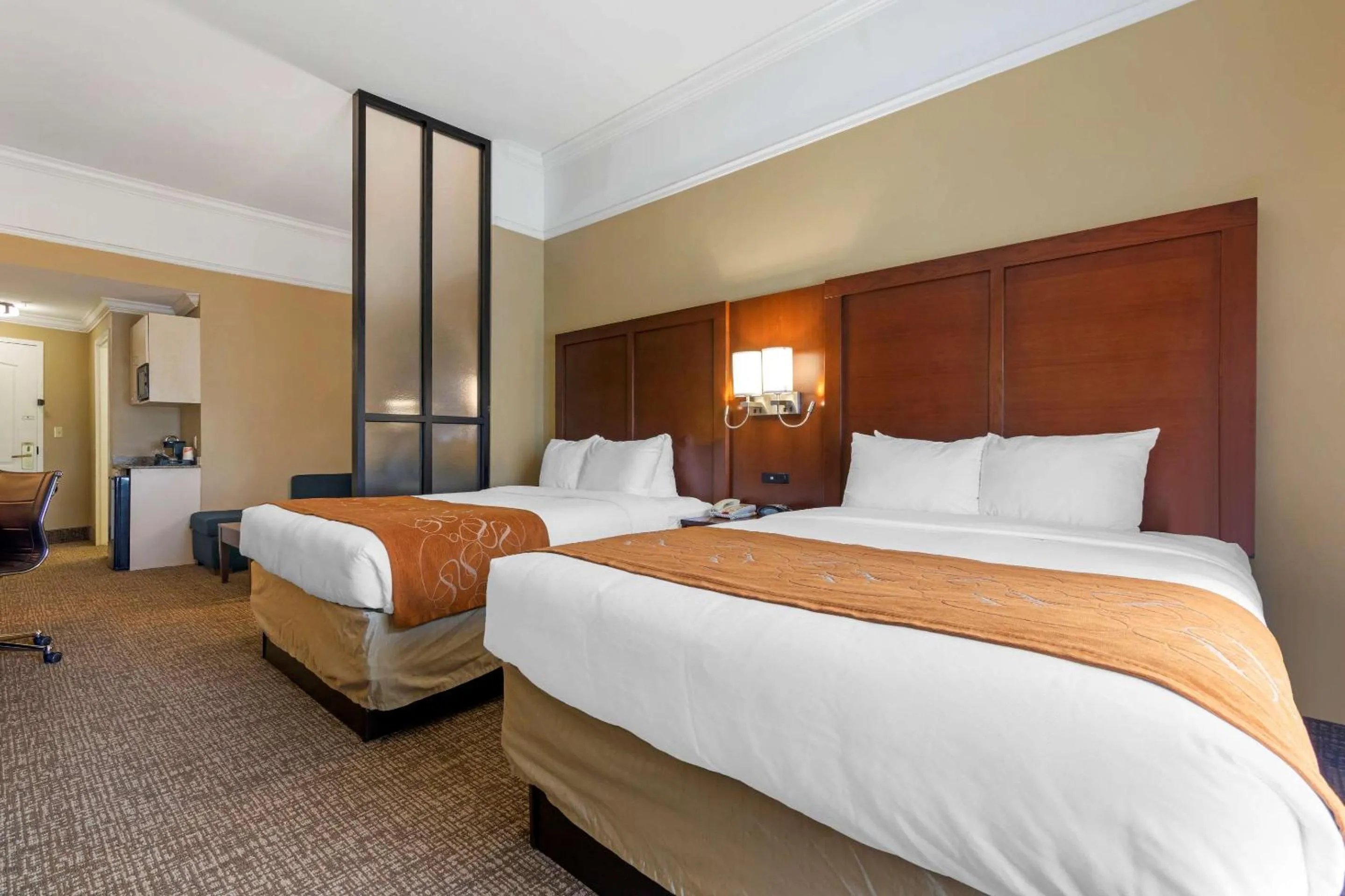 Photo of the whole room, Bed in Comfort Suites Savannah North