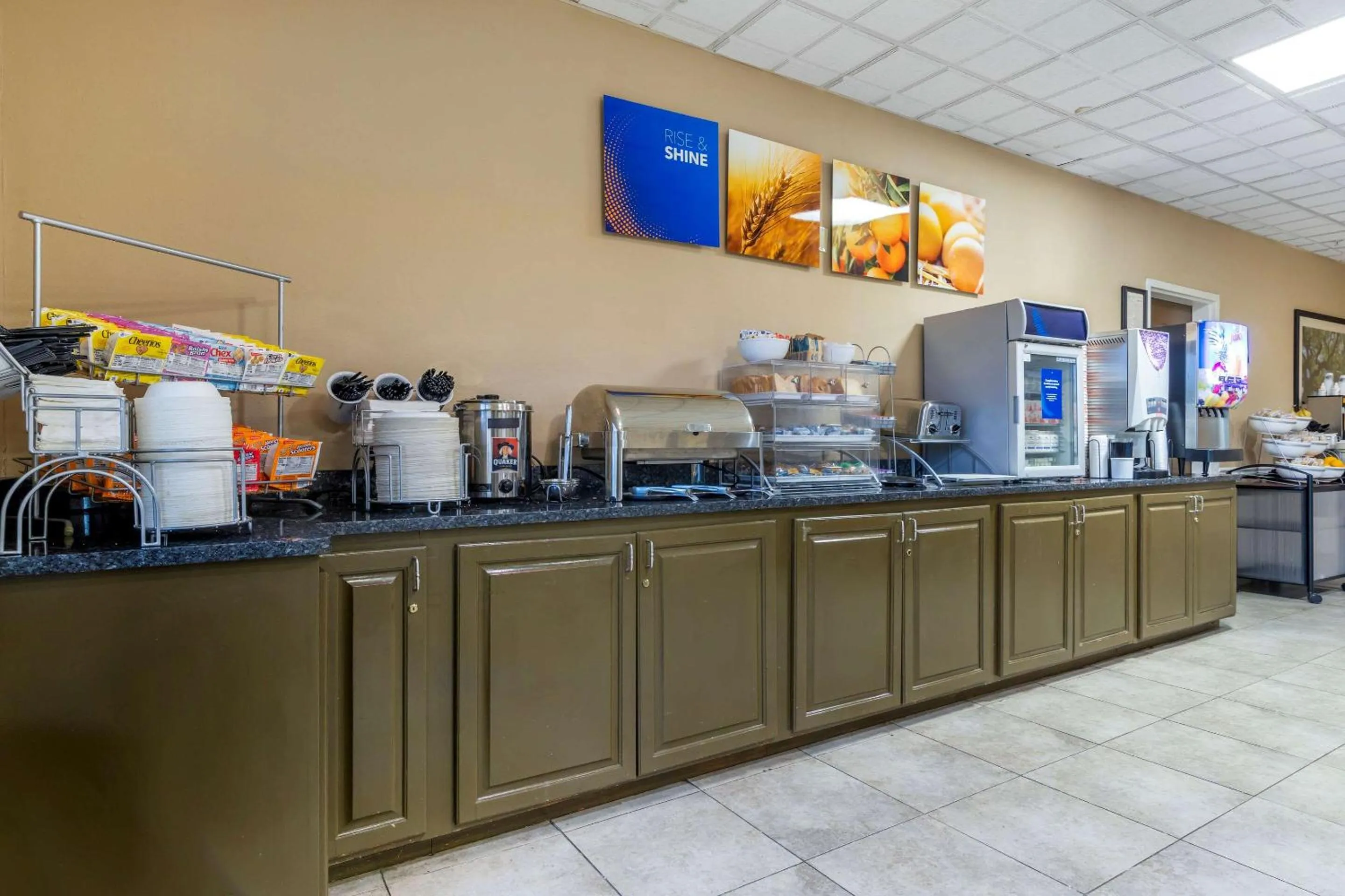 Restaurant/places to eat in Comfort Suites Savannah North