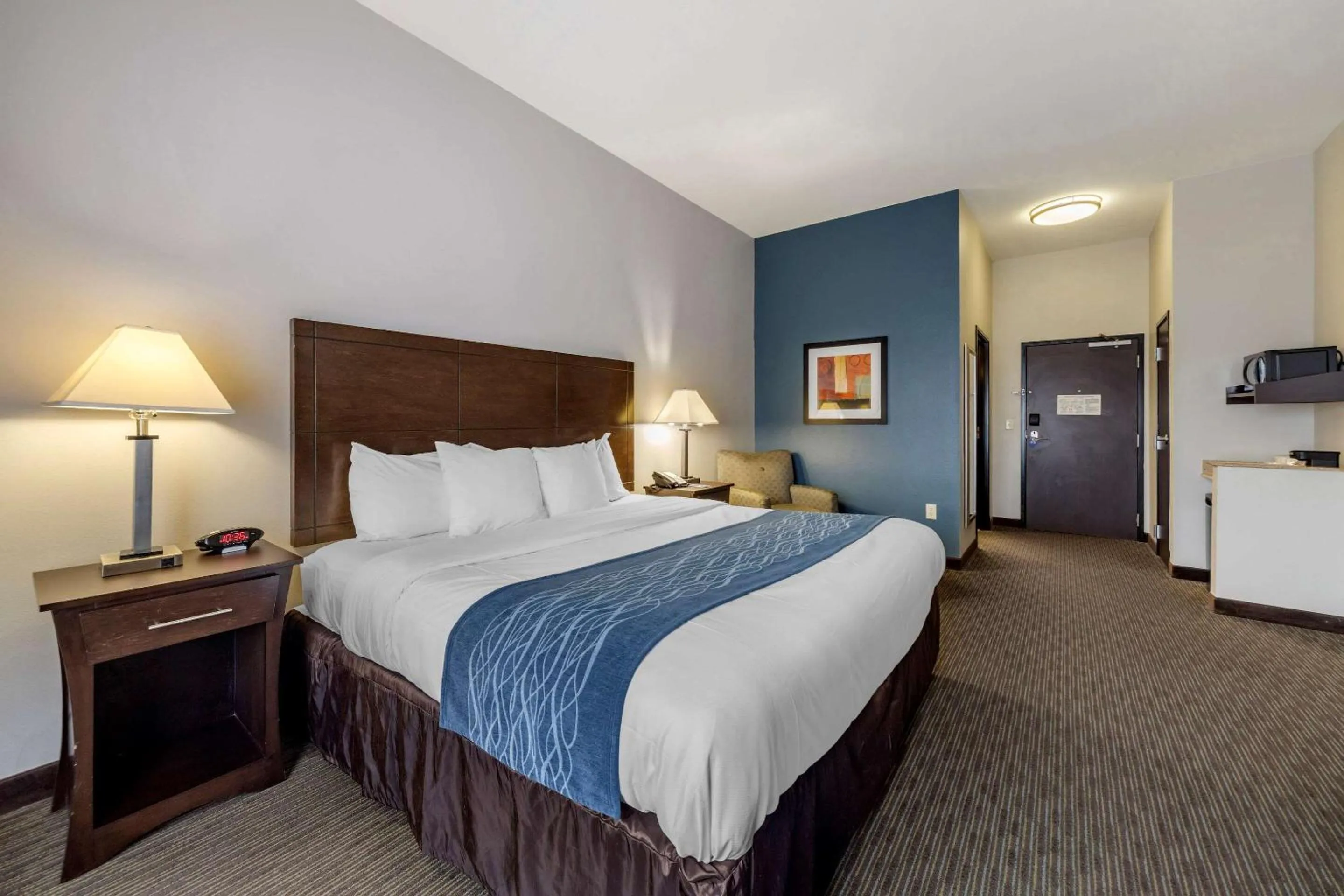 Photo of the whole room, Bed in Comfort Inn & Suites Oklahoma City West - I-40