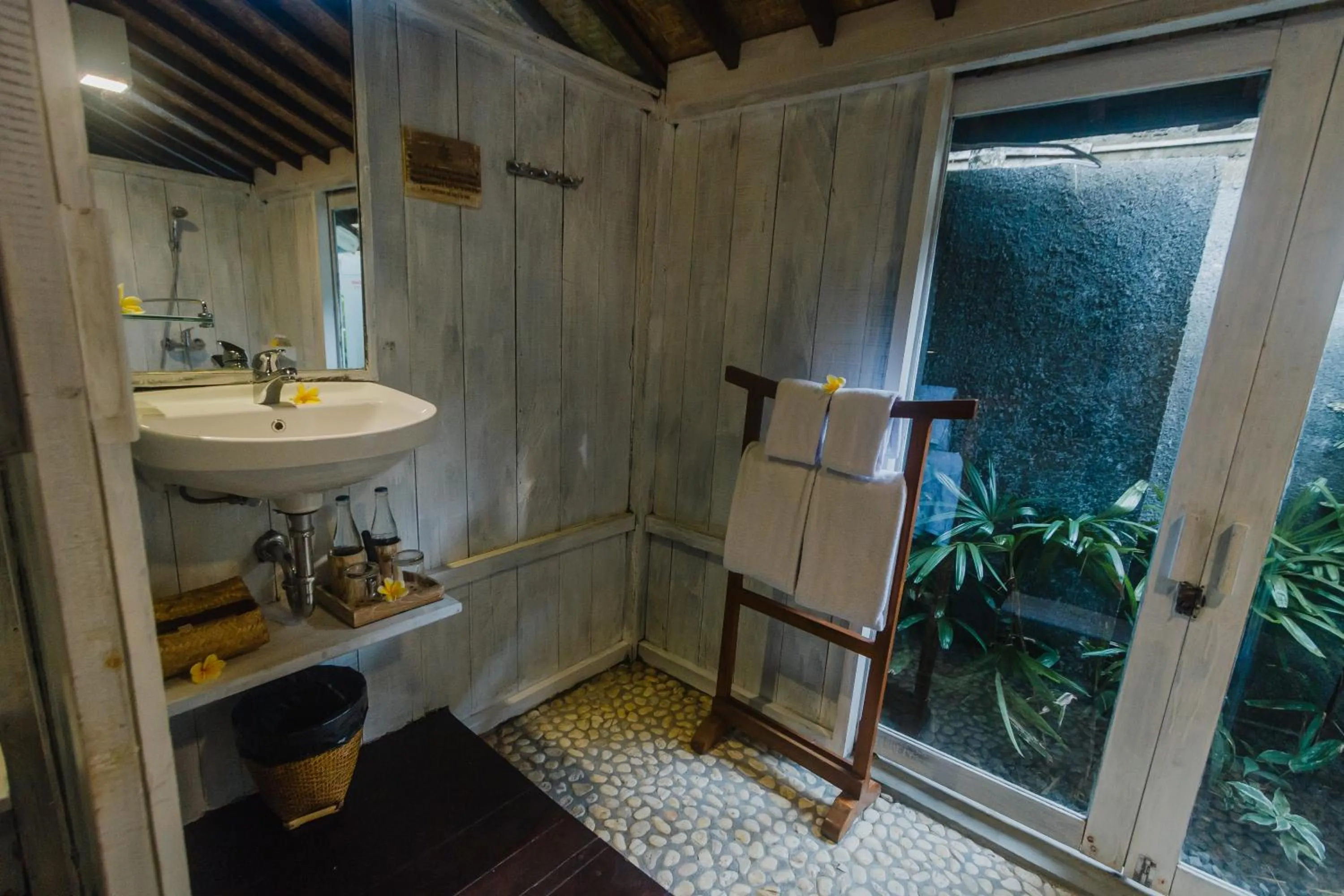 Bathroom in Green Taman Ubud by Prasi