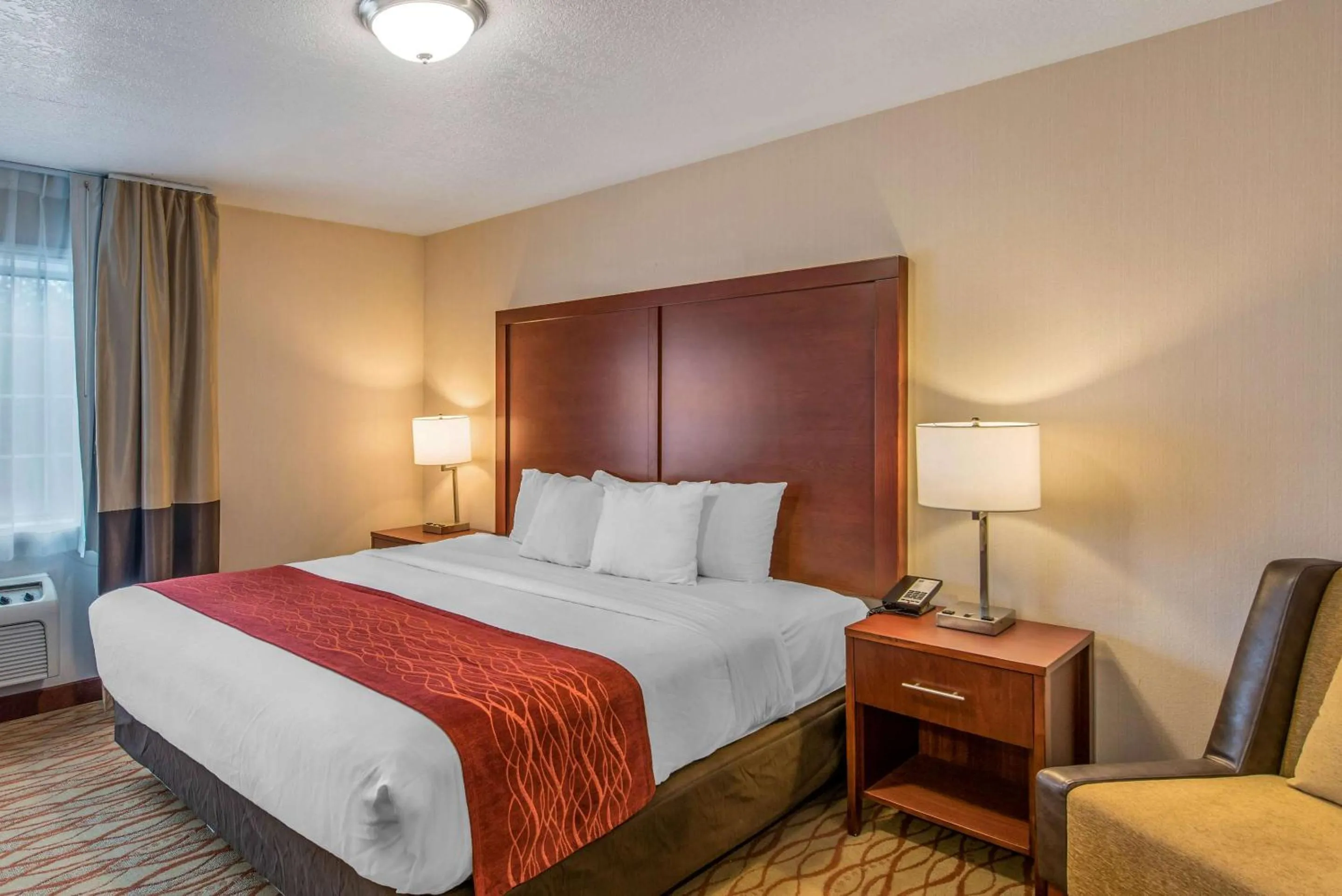 Bedroom, Bed in Comfort Inn Mount Shasta Area