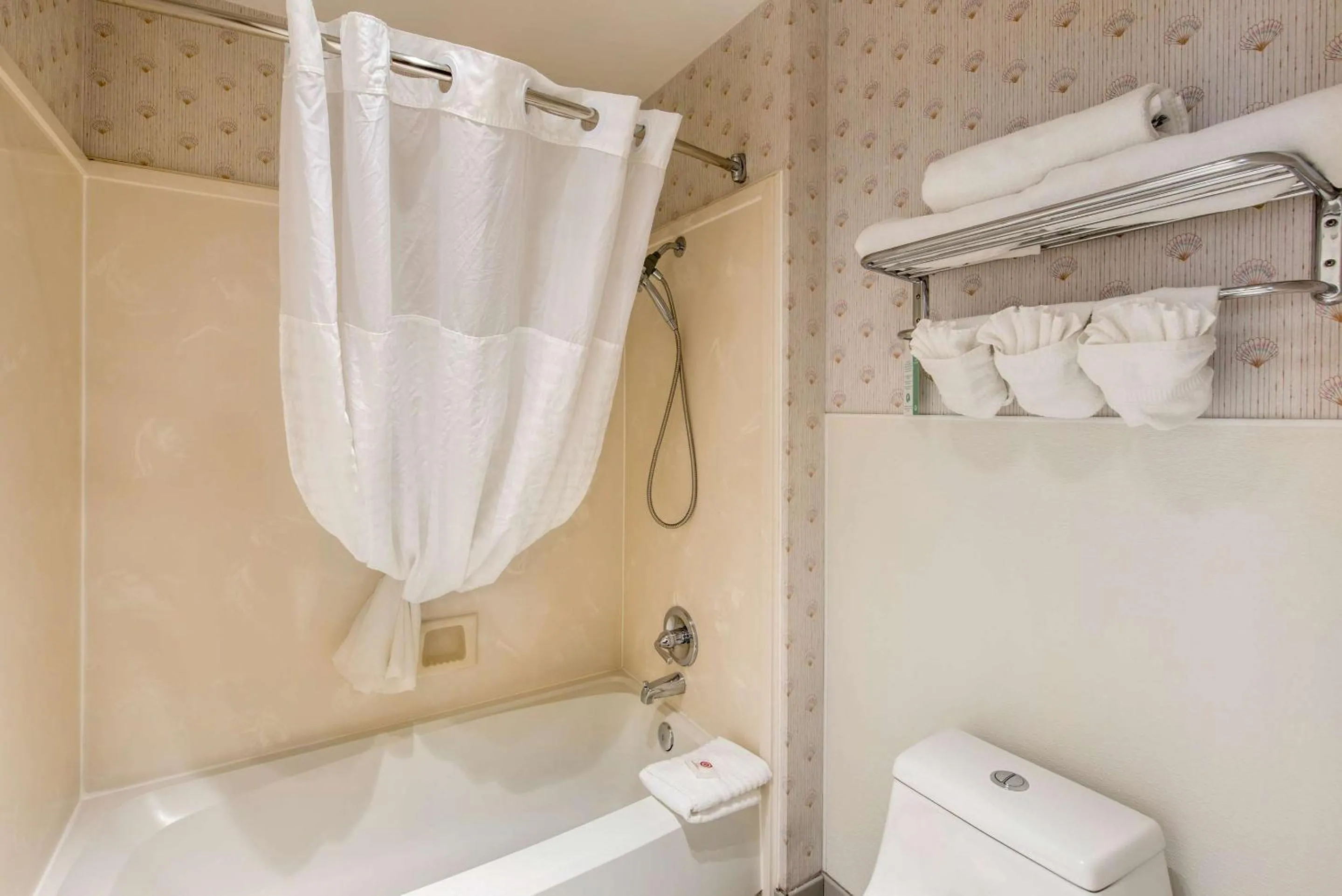 Bedroom in Comfort Inn Mount Shasta Area