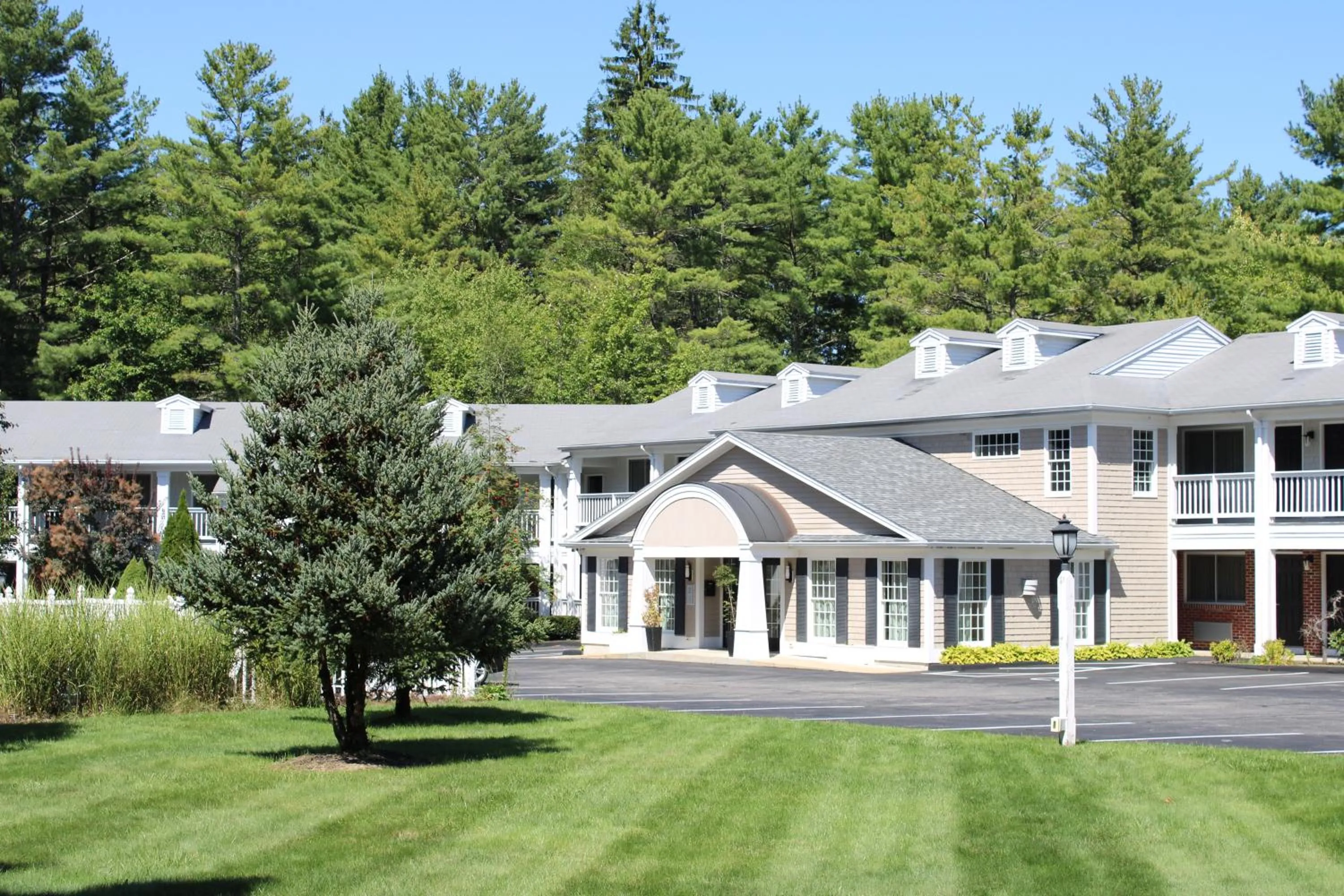 Property building in Port Inn & Suites Kennebunk, an Ascend Collection Hotel