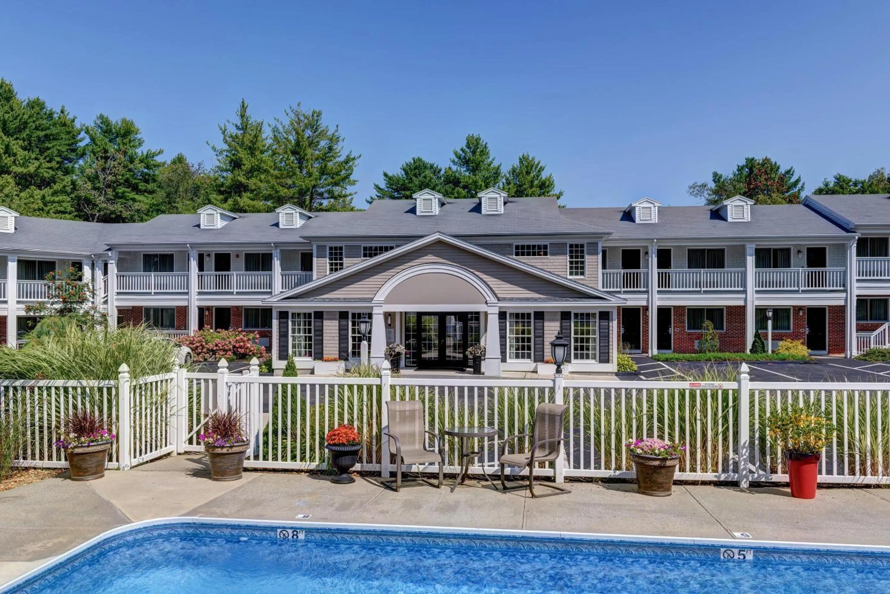 Property building in Port Inn & Suites Kennebunk, an Ascend Collection Hotel