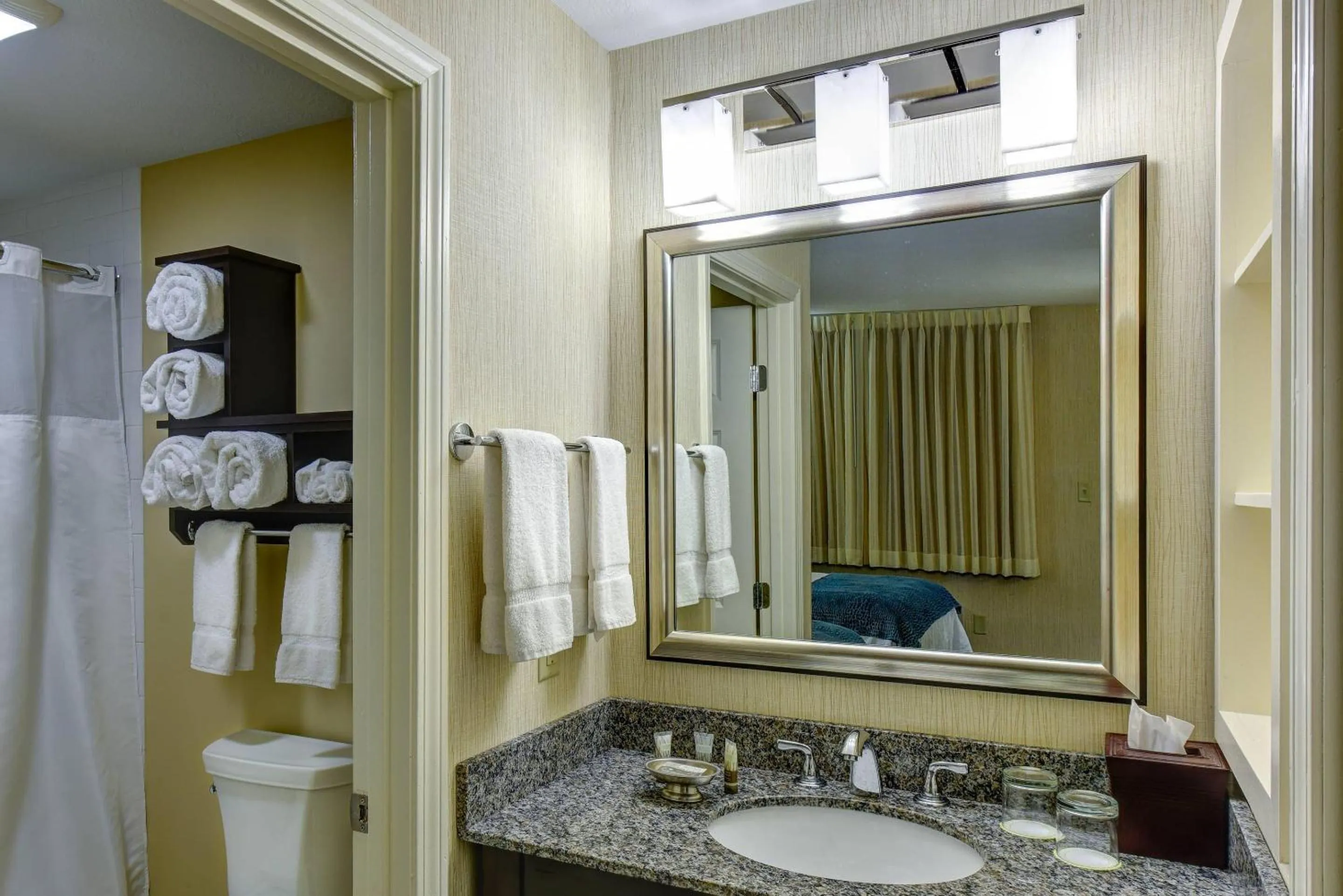 Bedroom in Port Inn & Suites Kennebunk, an Ascend Collection Hotel