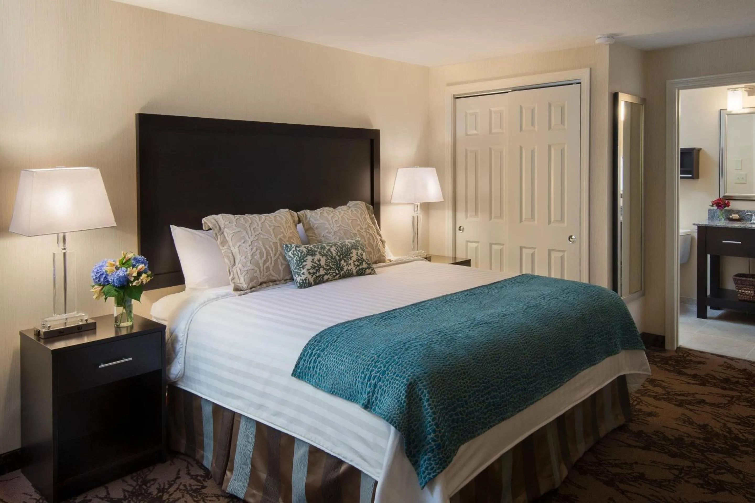 Bedroom, Bed in Port Inn & Suites Kennebunk, an Ascend Collection Hotel