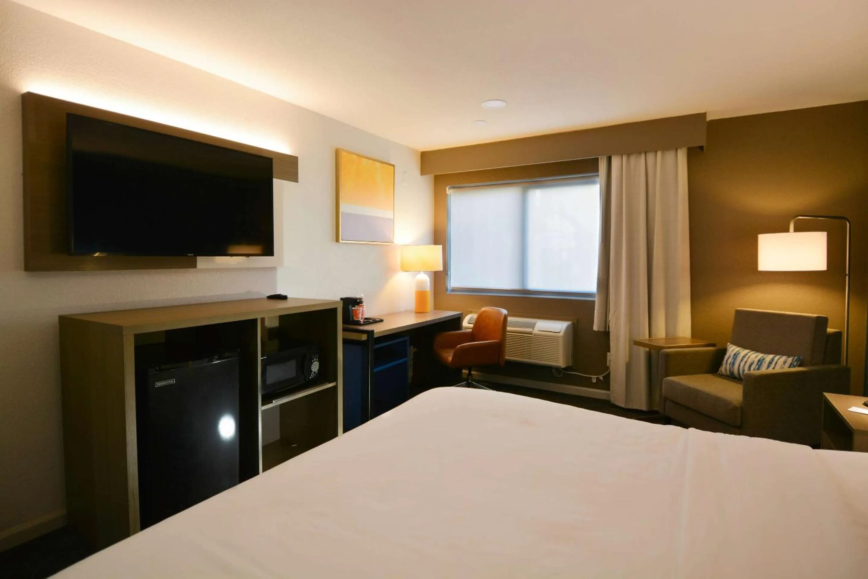 Bedroom, Bed in Comfort Inn & Suites Moreno Valley near March Air Reserve Base