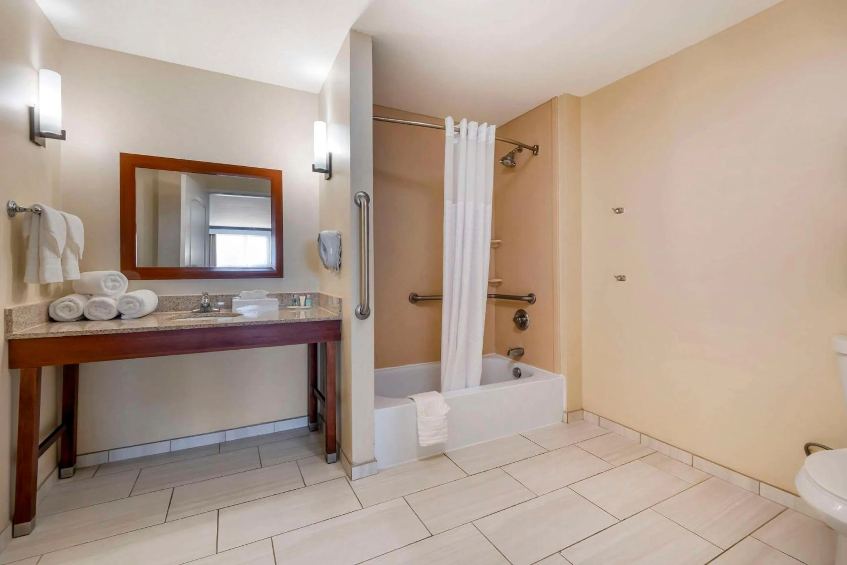 Bedroom in Comfort Suites Elizabethtown