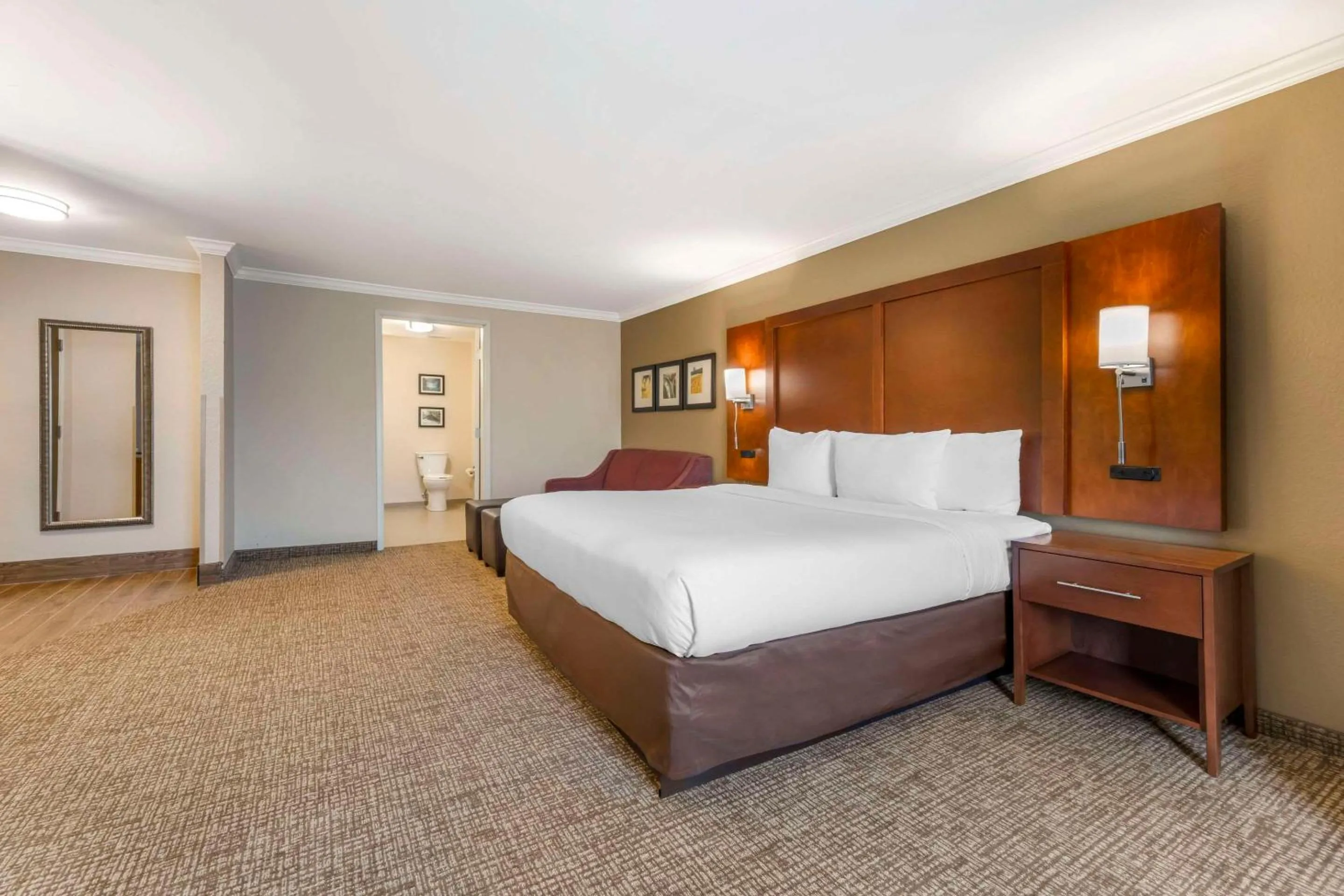 Bedroom, Bed in Comfort Suites Elizabethtown