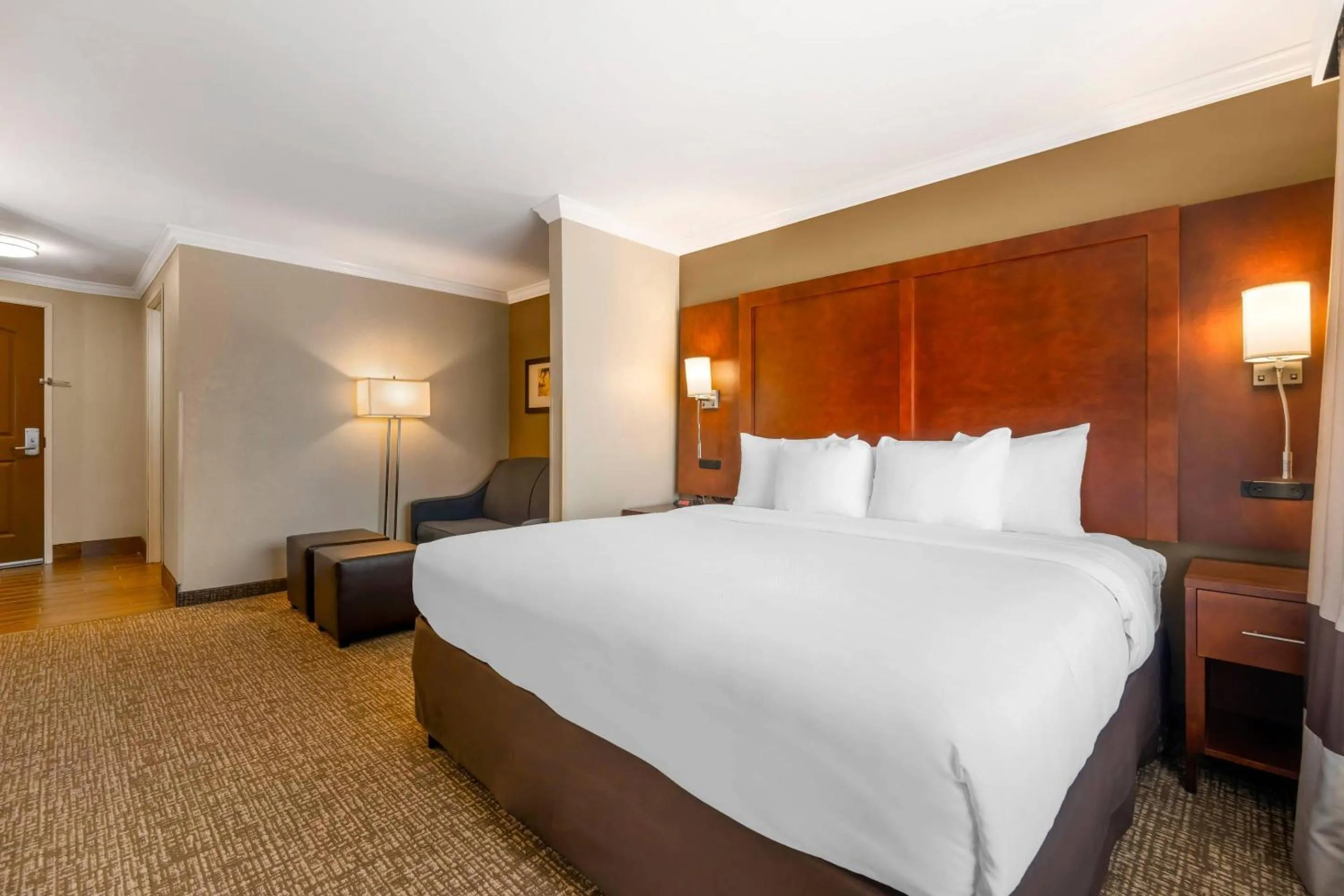 Bedroom, Bed in Comfort Suites Elizabethtown