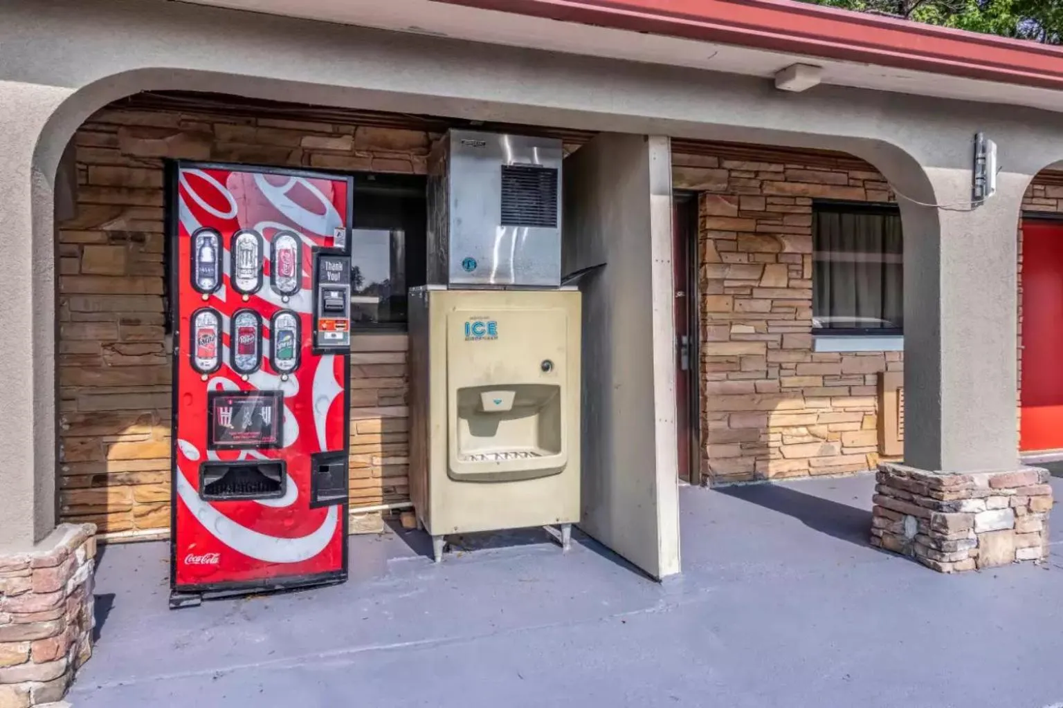 vending machine in Econo Lodge Opelika