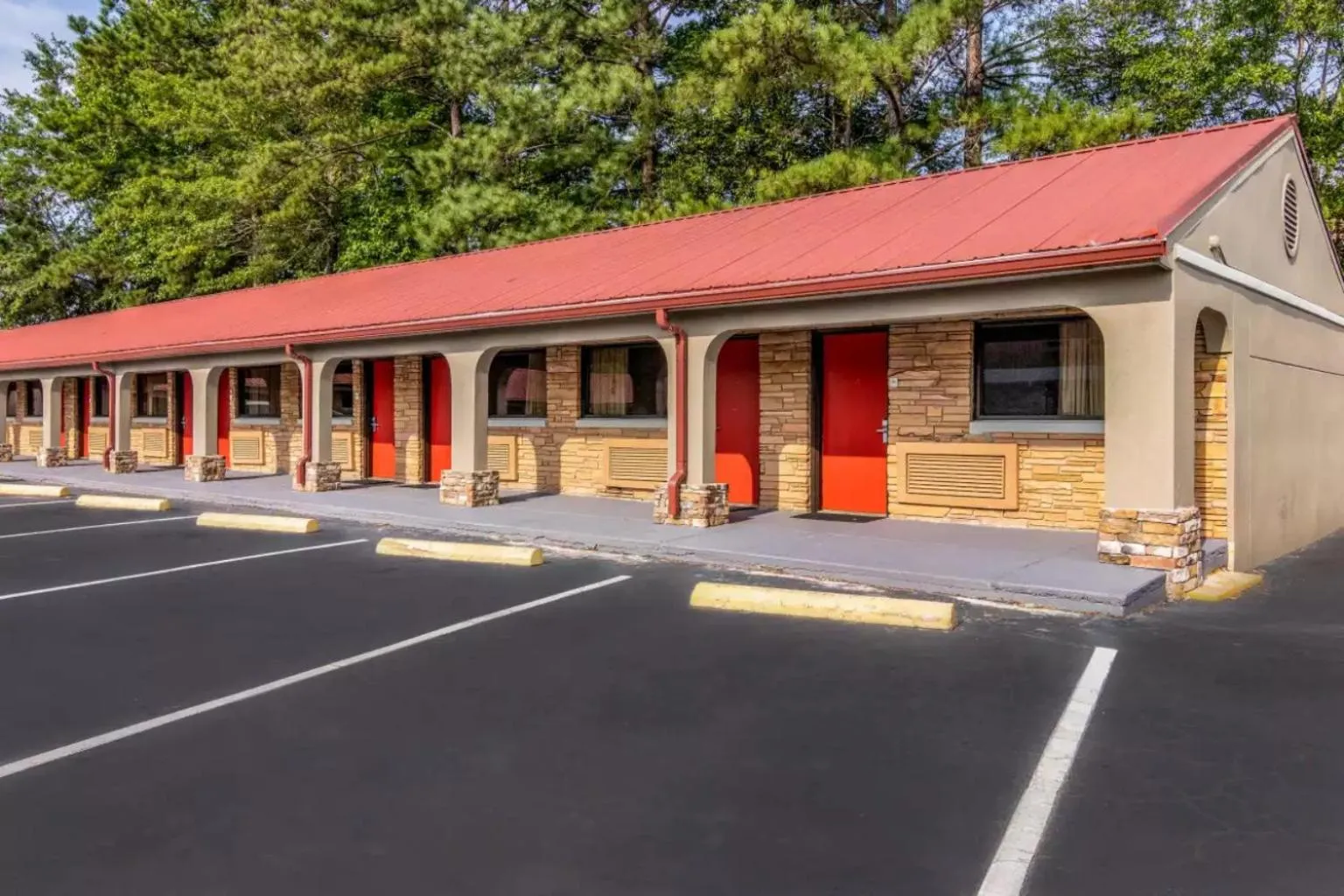 Property building in Econo Lodge Opelika