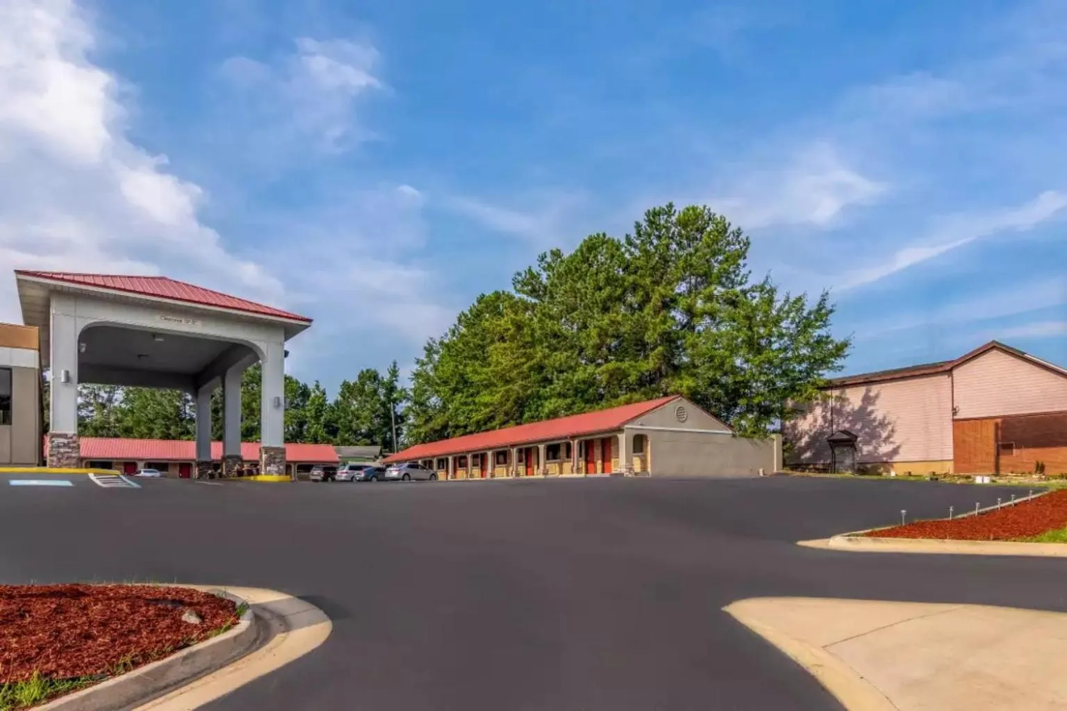 Property building in Econo Lodge Opelika