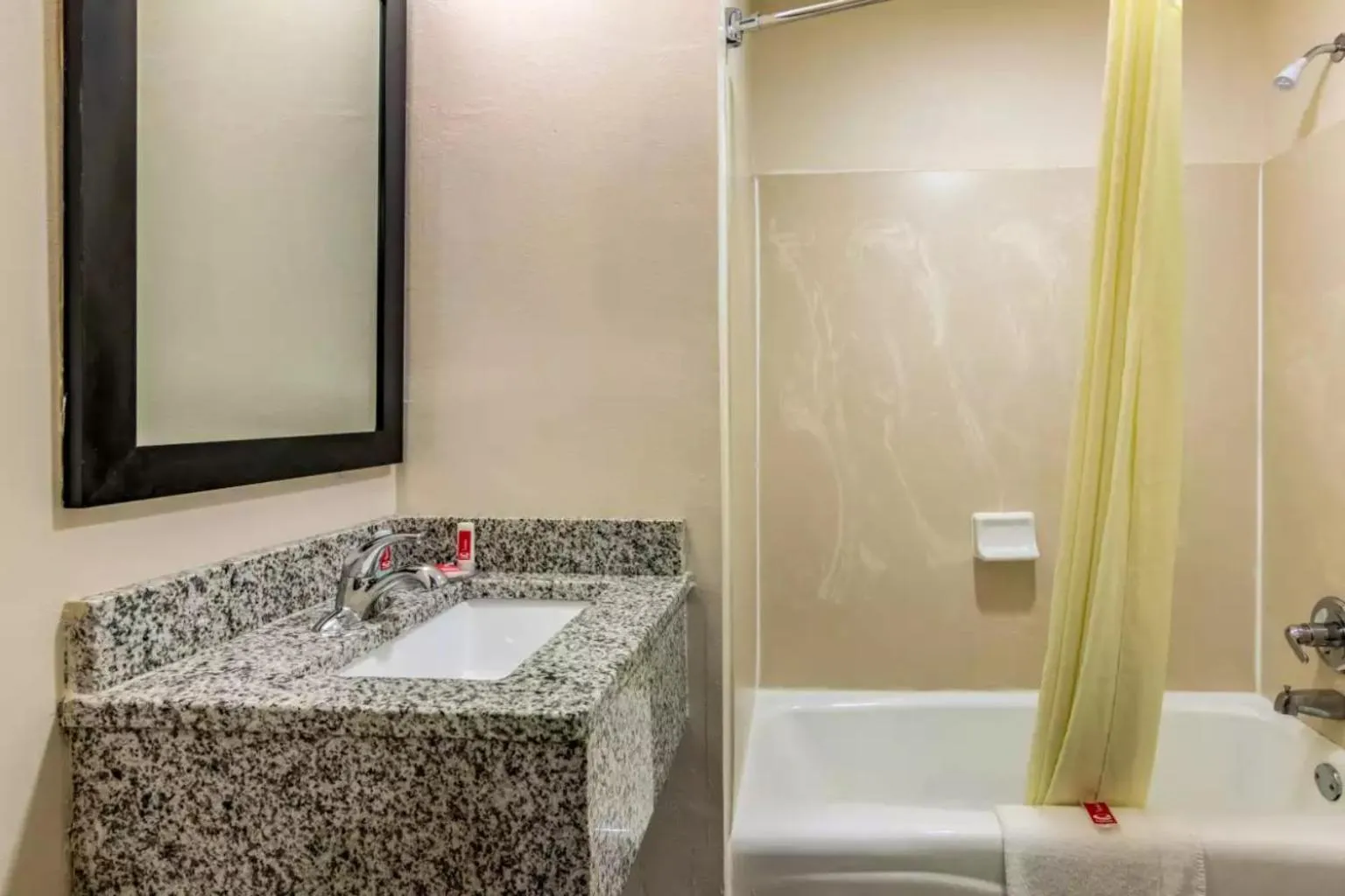 Shower in Econo Lodge Opelika