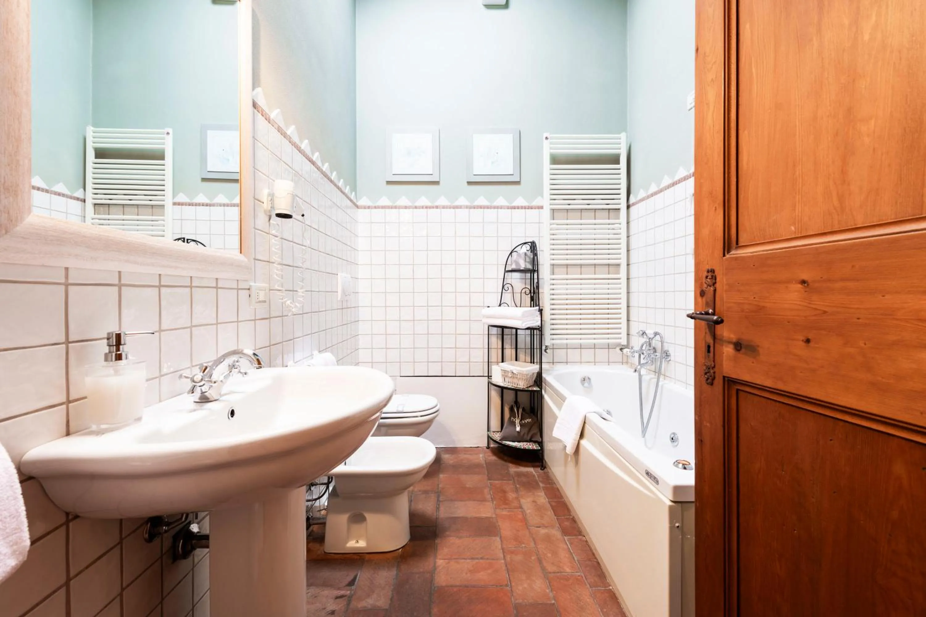 Toilet in Musella Winery & Relais