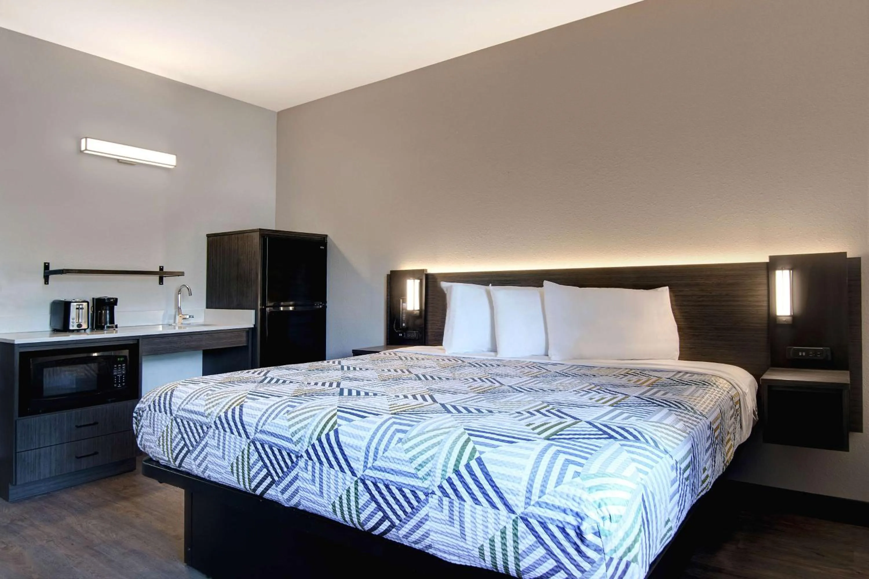 Photo of the whole room, Bed in Studio 6 Pensacola, FL - West I-10